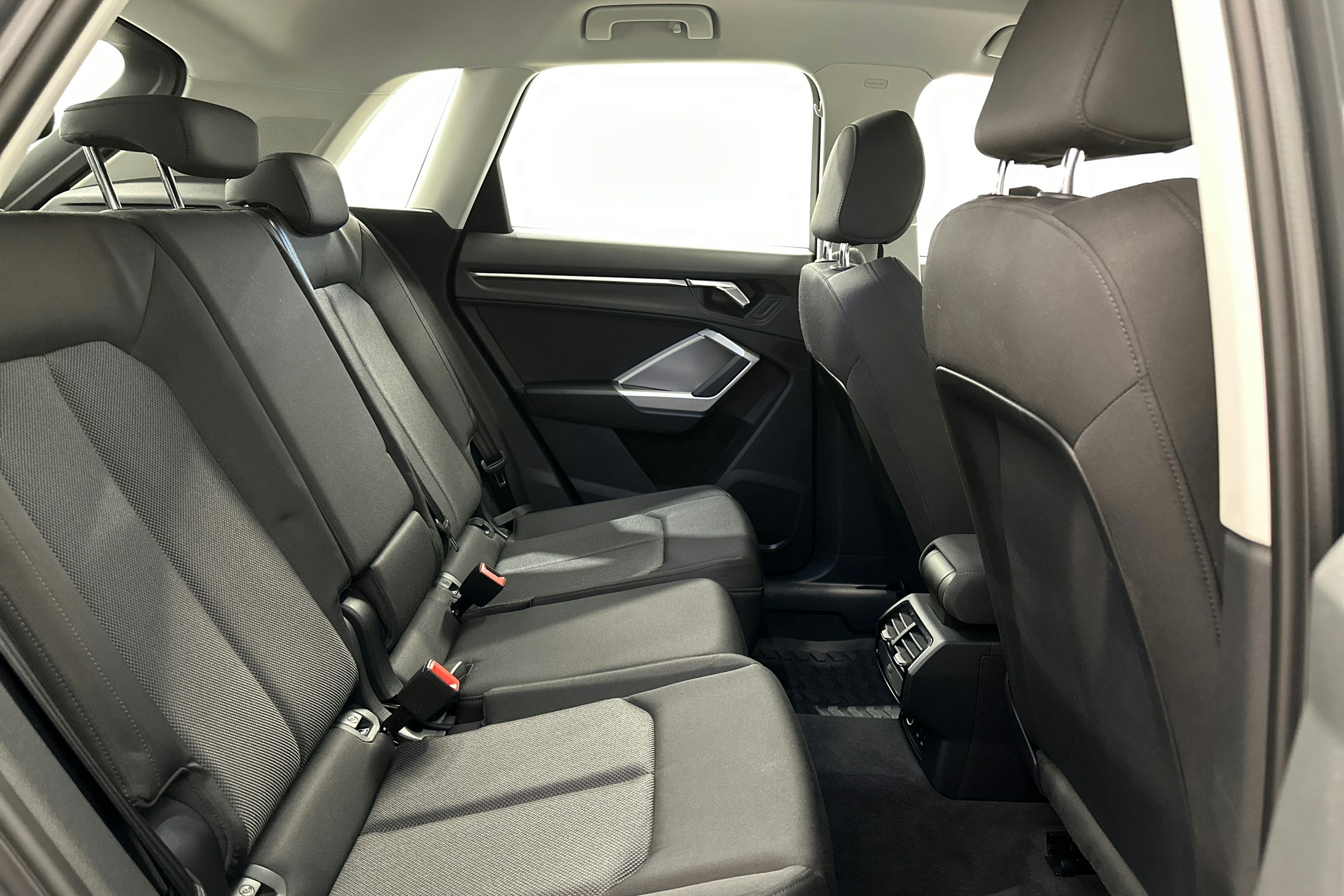 Harmaa Audi Q3 2019 kuva 13.