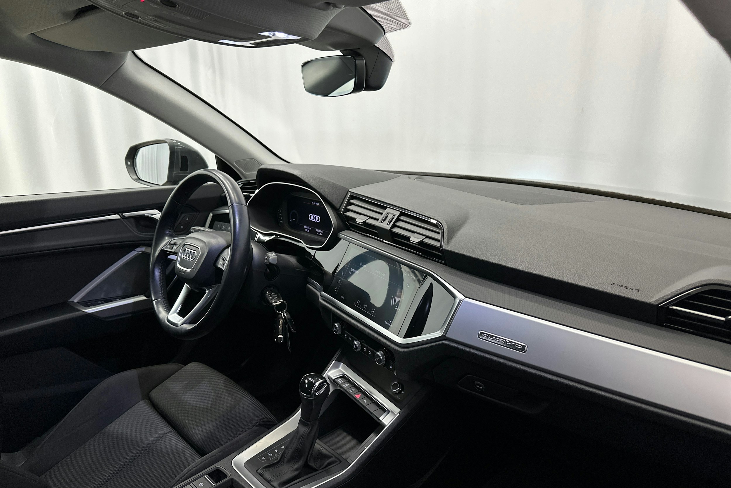 Harmaa Audi Q3 2019 kuva 14.