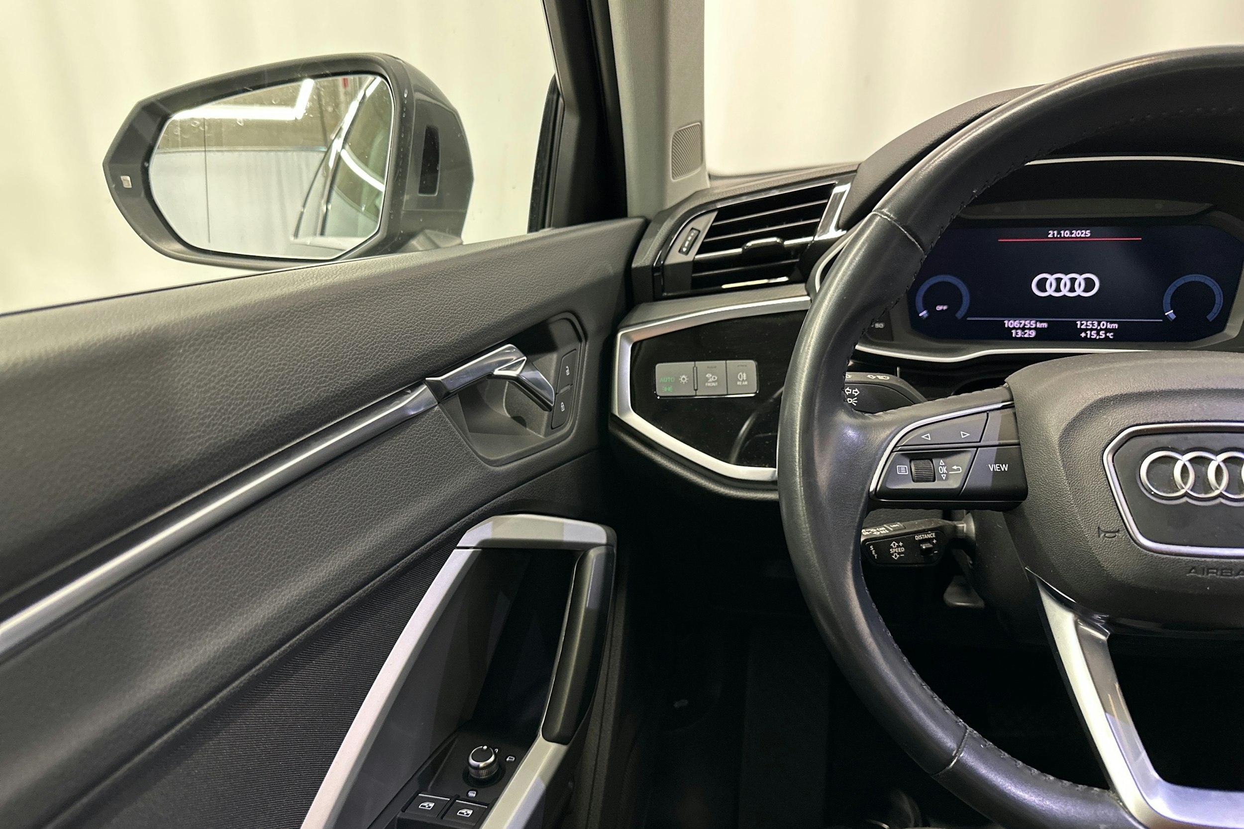 Harmaa Audi Q3 2019 kuva 19.