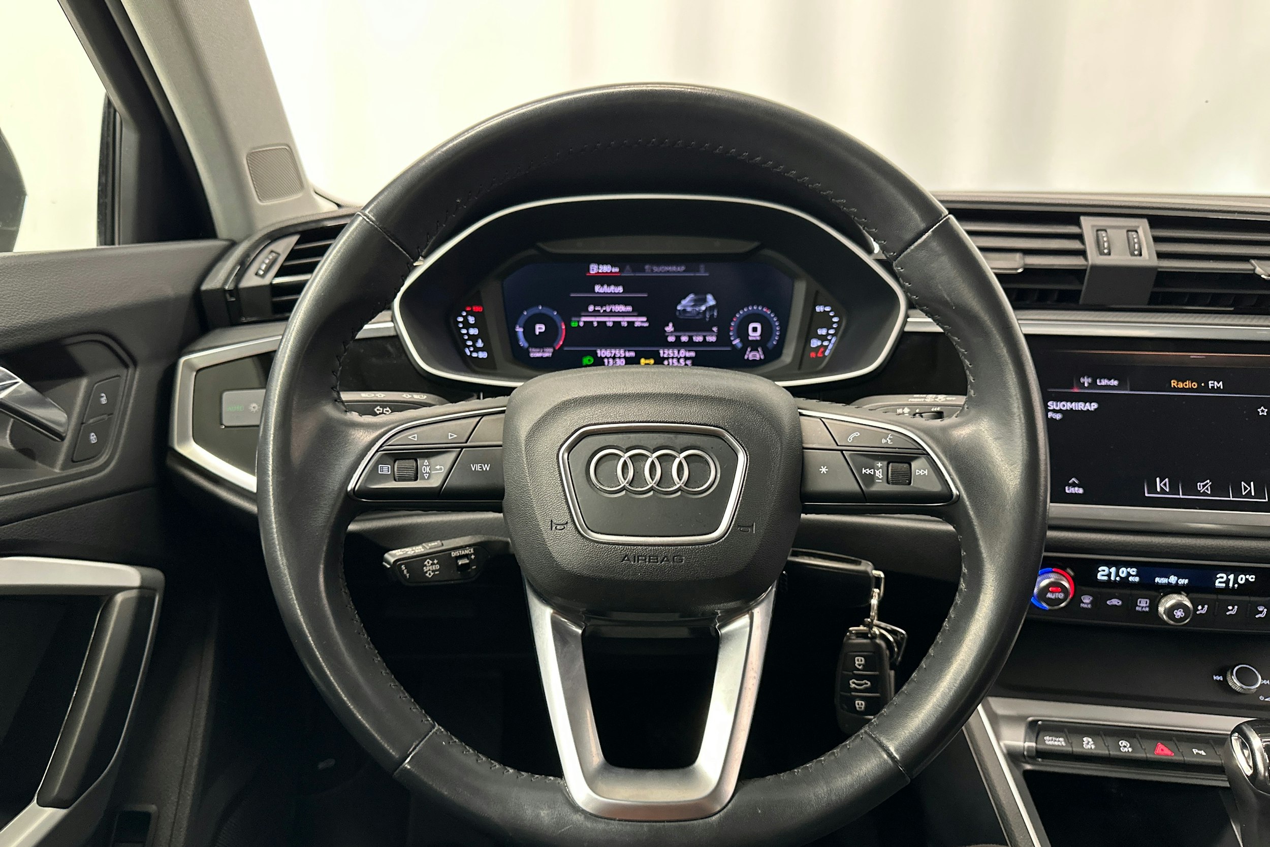 Harmaa Audi Q3 2019 kuva 21.
