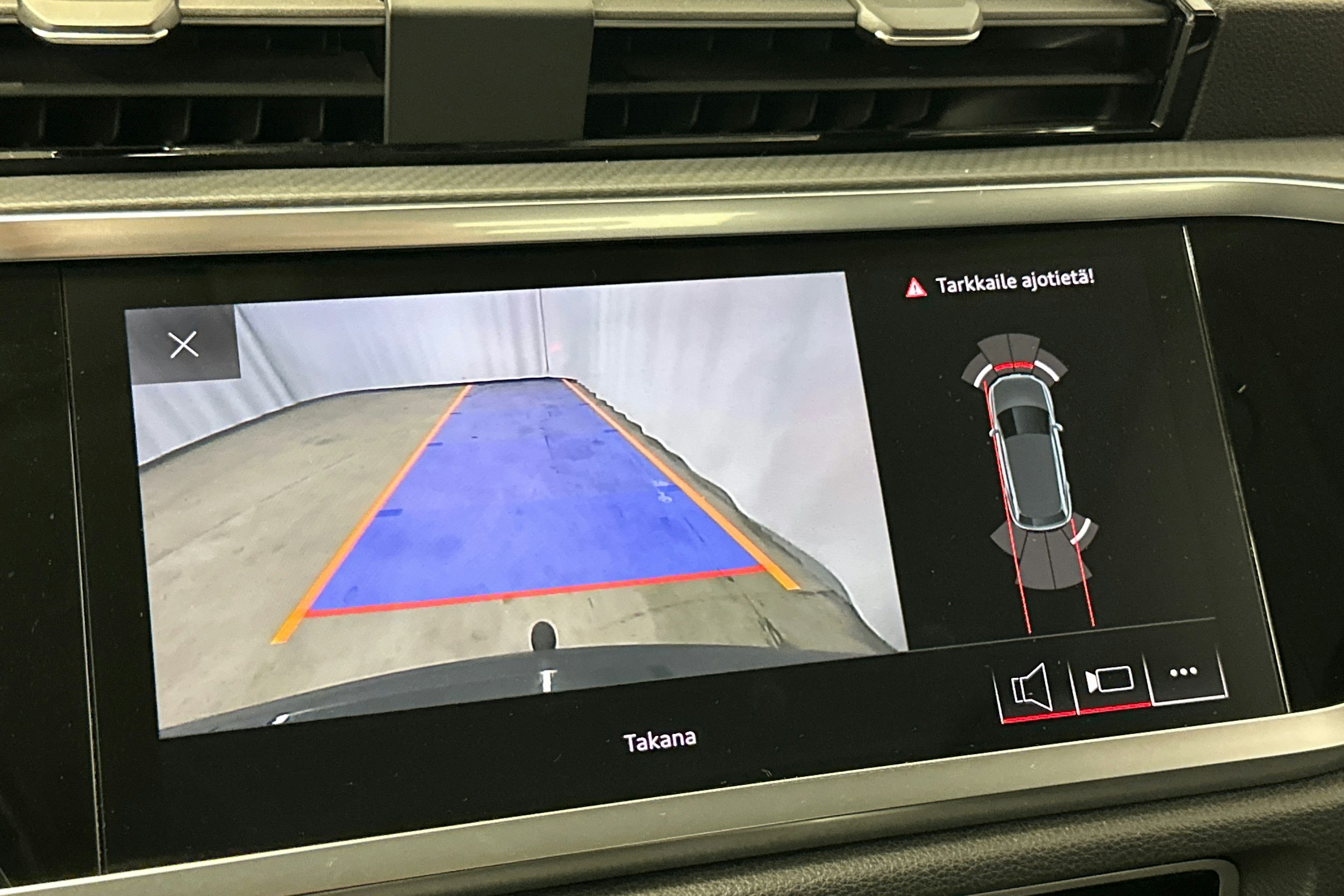 Harmaa Audi Q3 2019 kuva 24.