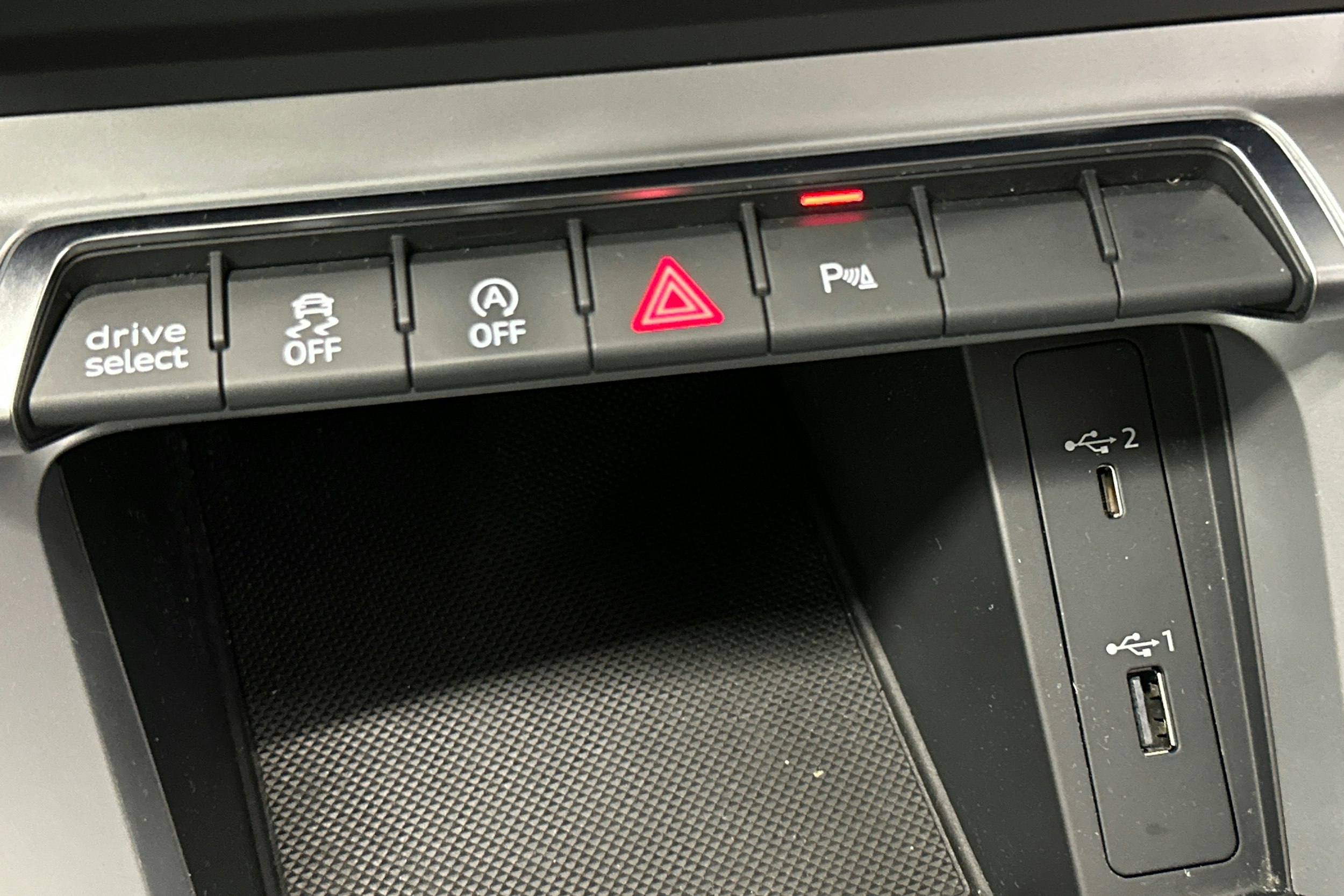 Harmaa Audi Q3 2019 kuva 26.