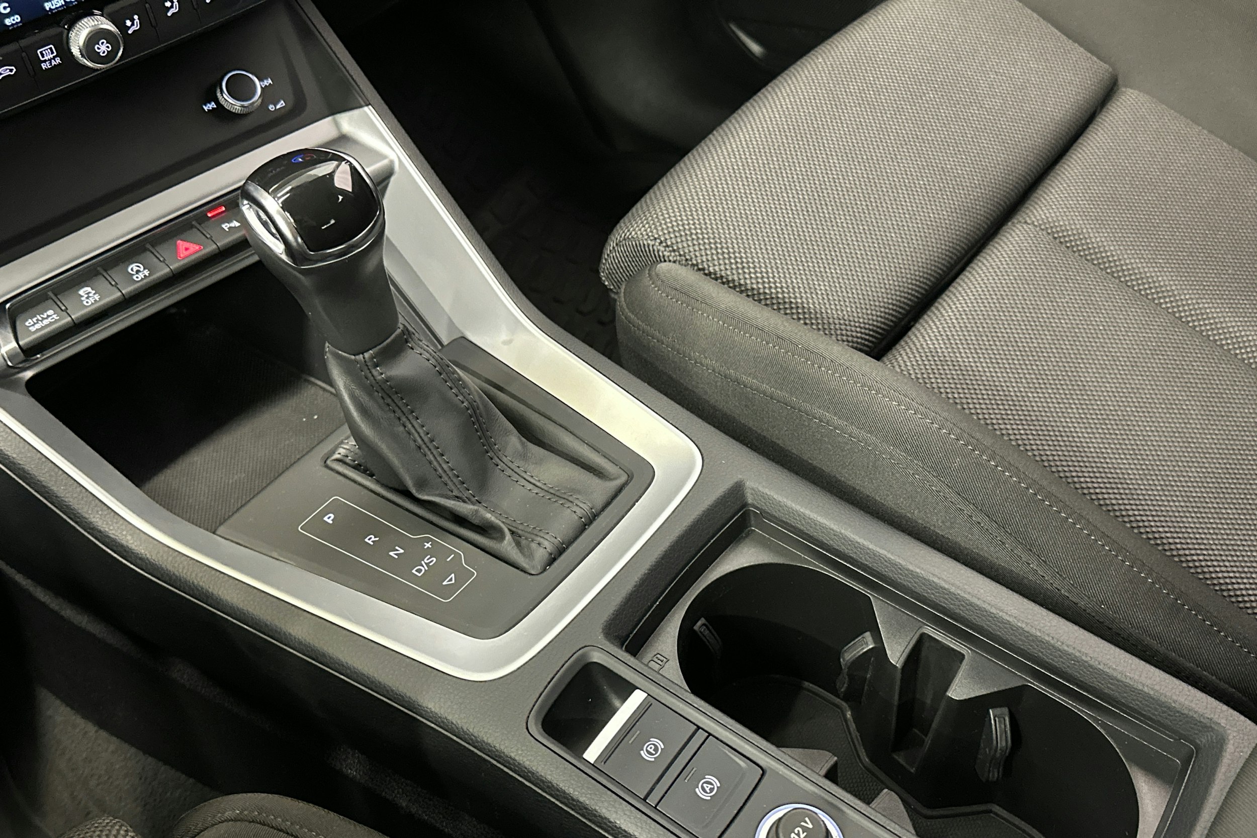 Harmaa Audi Q3 2019 kuva 27.