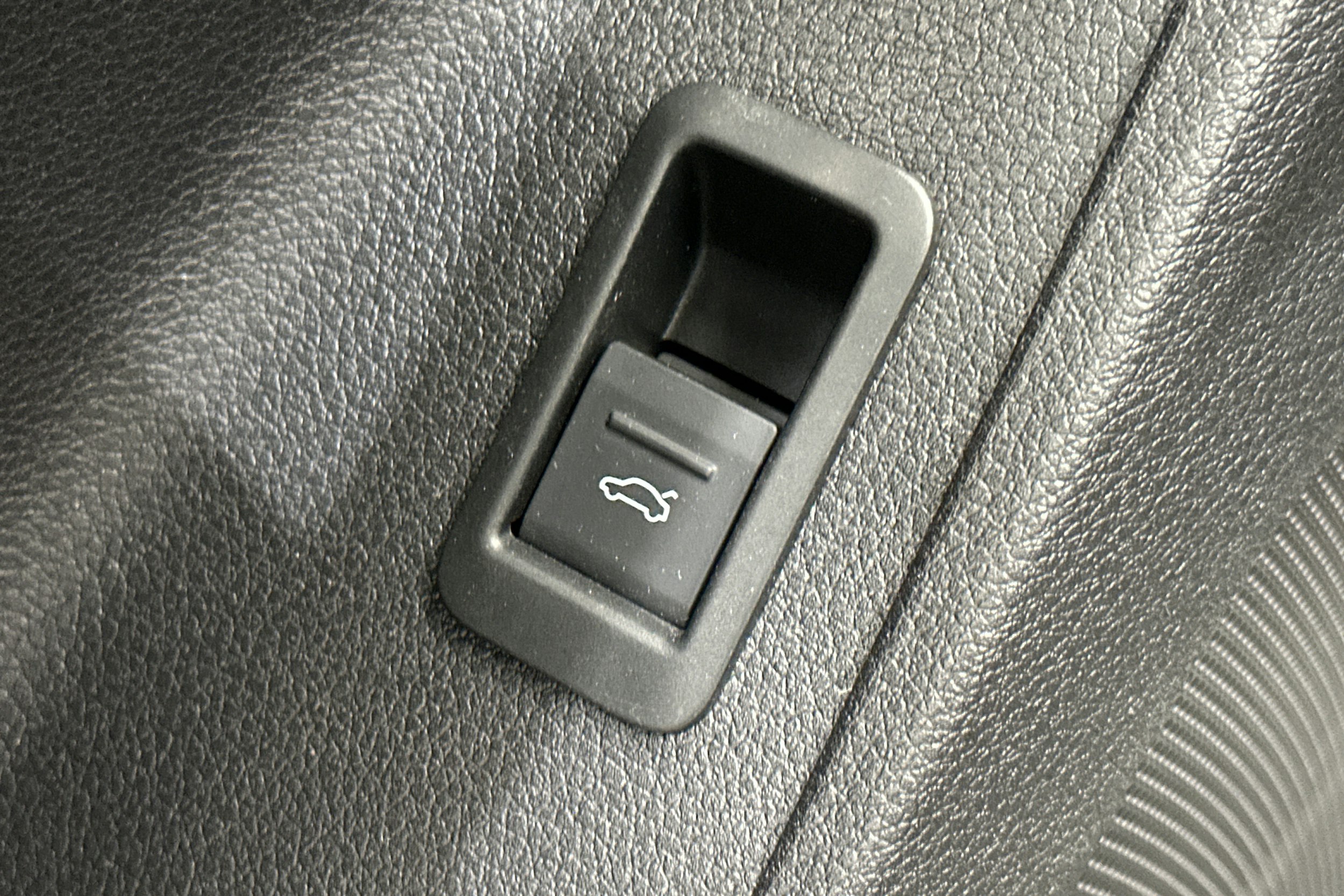 Harmaa Audi Q3 2019 kuva 30.