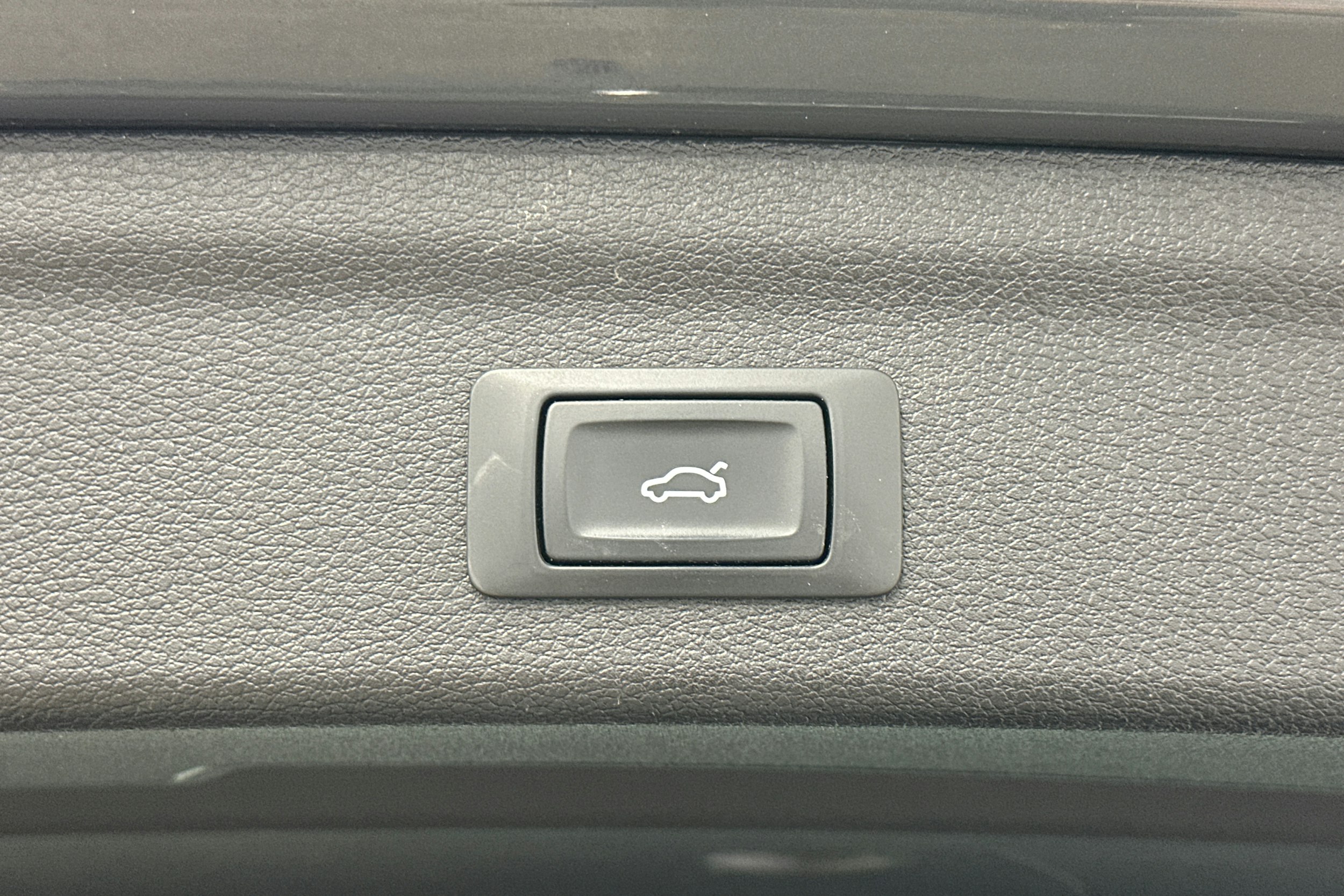 Harmaa Audi Q3 2019 kuva 31.