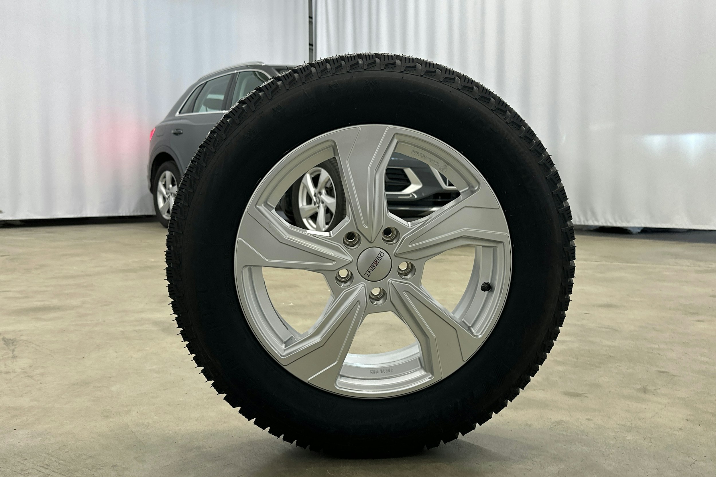 Harmaa Audi Q3 2019 kuva 36.