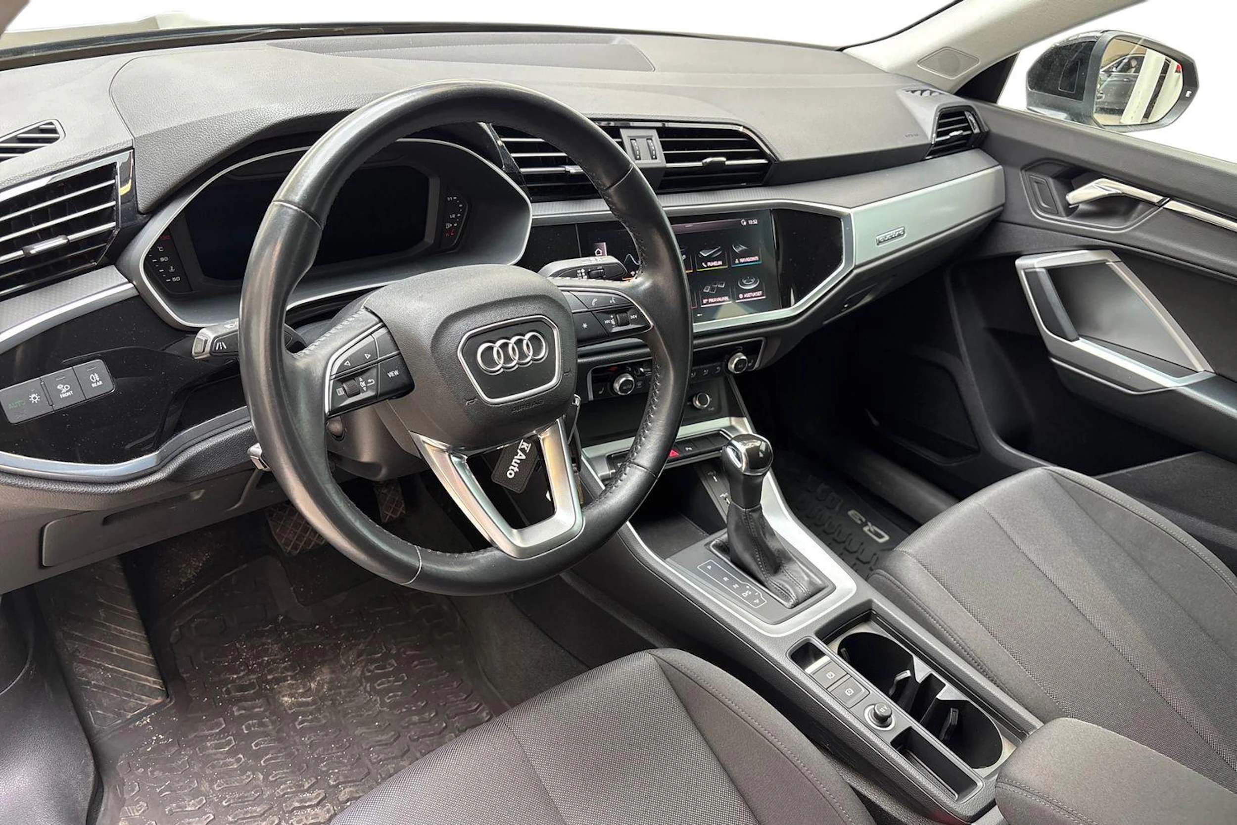 musta Audi Q3 2019 kuva 8.