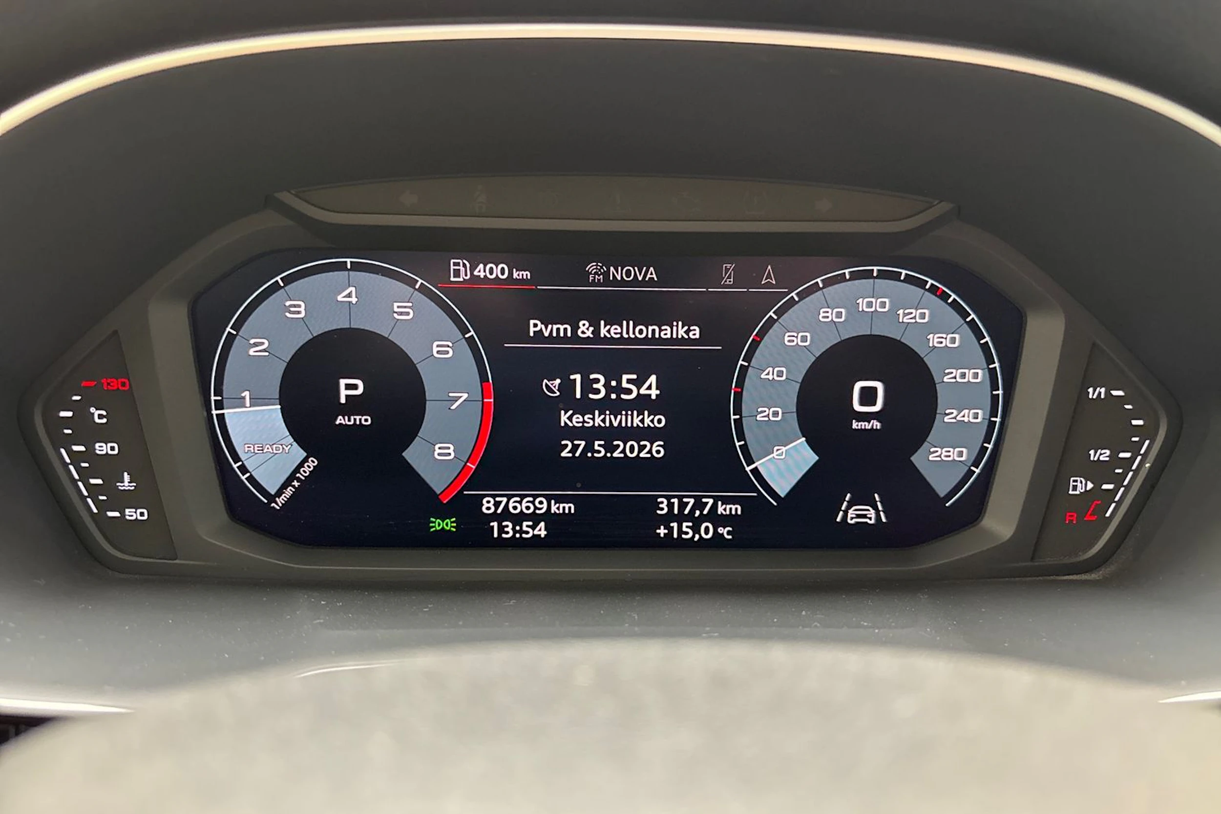 musta Audi Q3 2019 kuva 21.