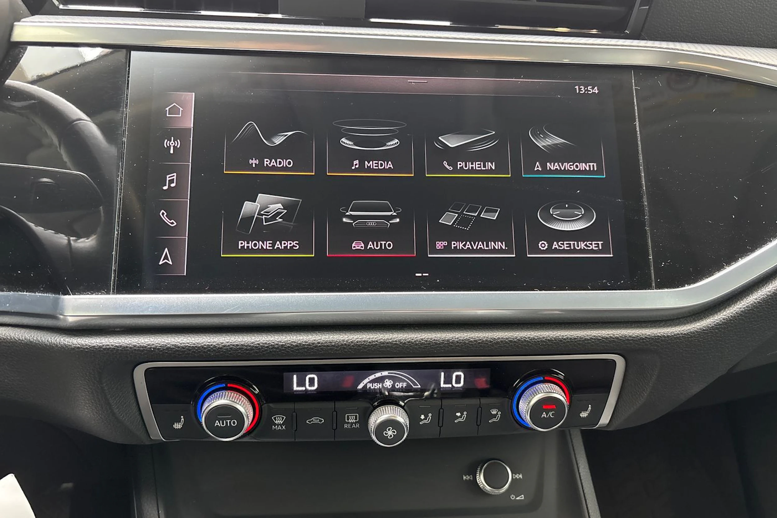 musta Audi Q3 2019 kuva 22.