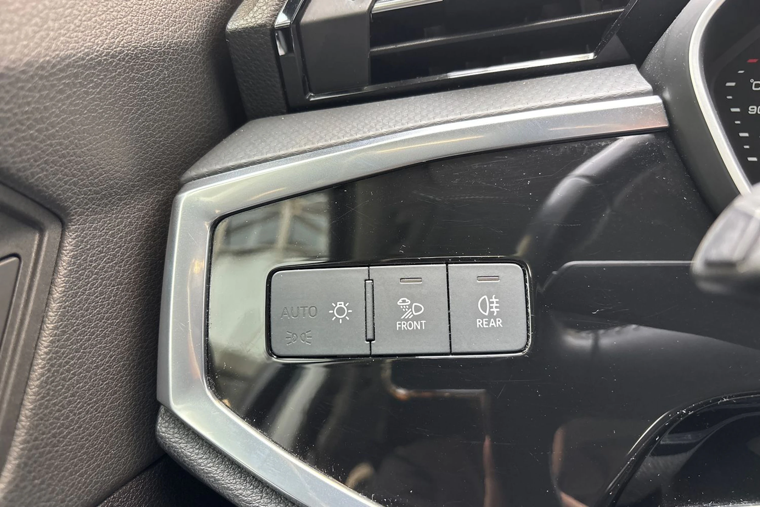 musta Audi Q3 2019 kuva 24.