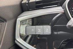 musta Audi Q3 2019 kuva 24.