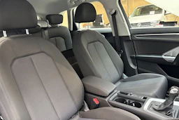 musta Audi Q3 2019 kuva 26.