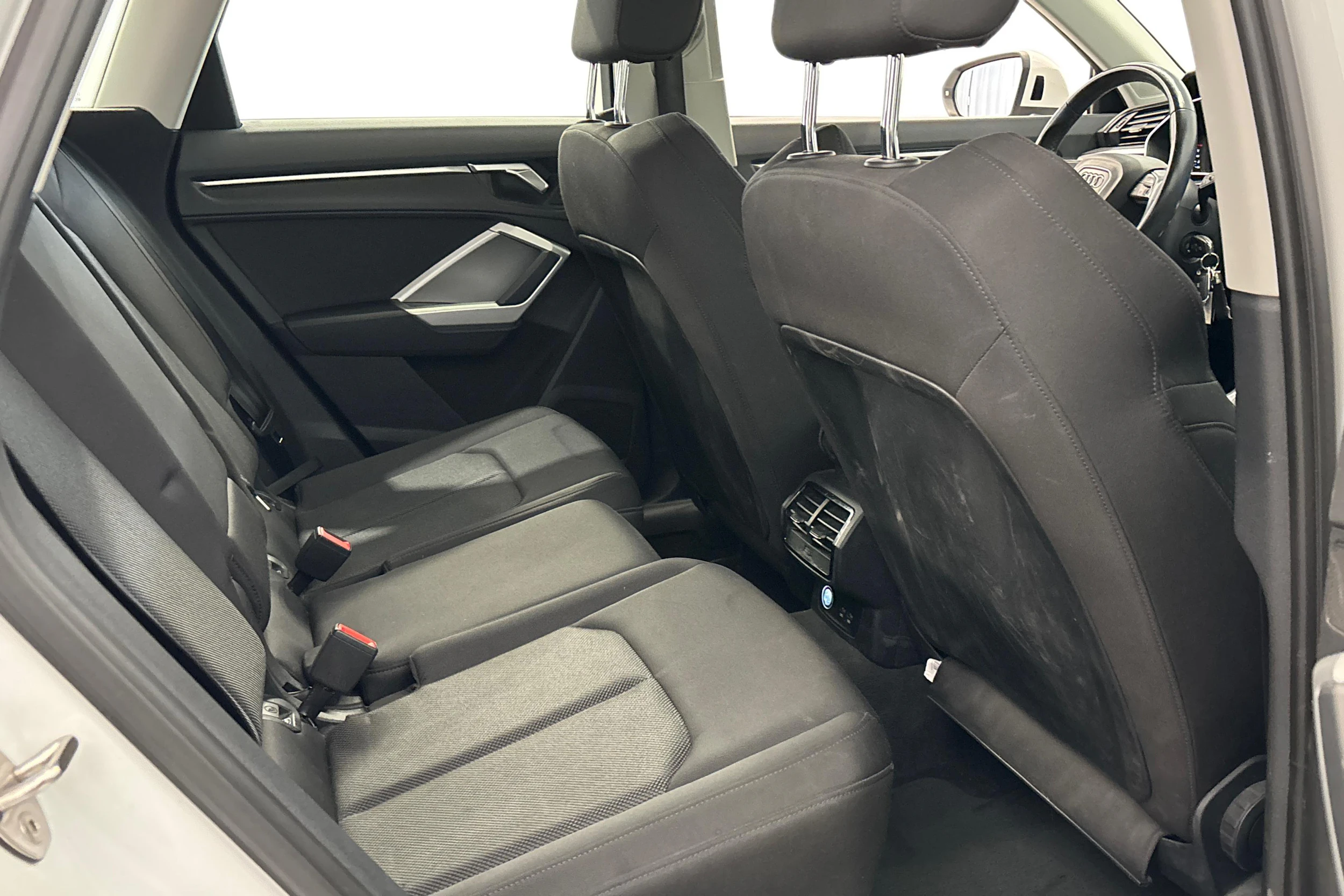 valkoinen Audi Q3 2019 kuva 12.