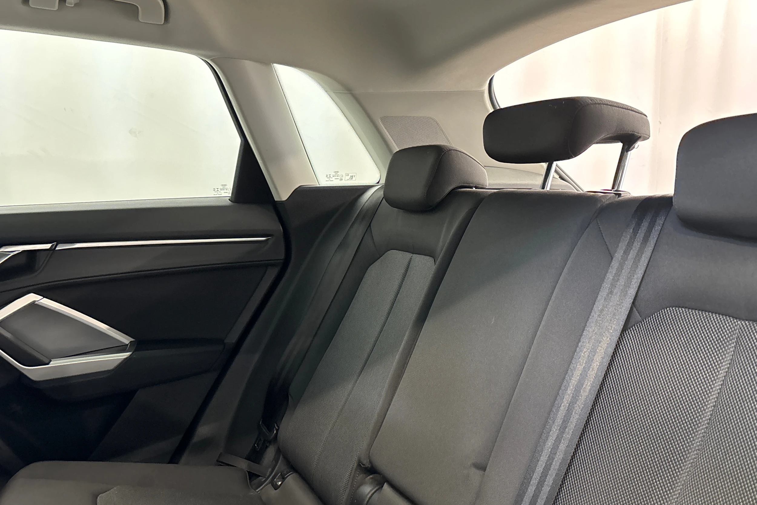 valkoinen Audi Q3 2019 kuva 13.