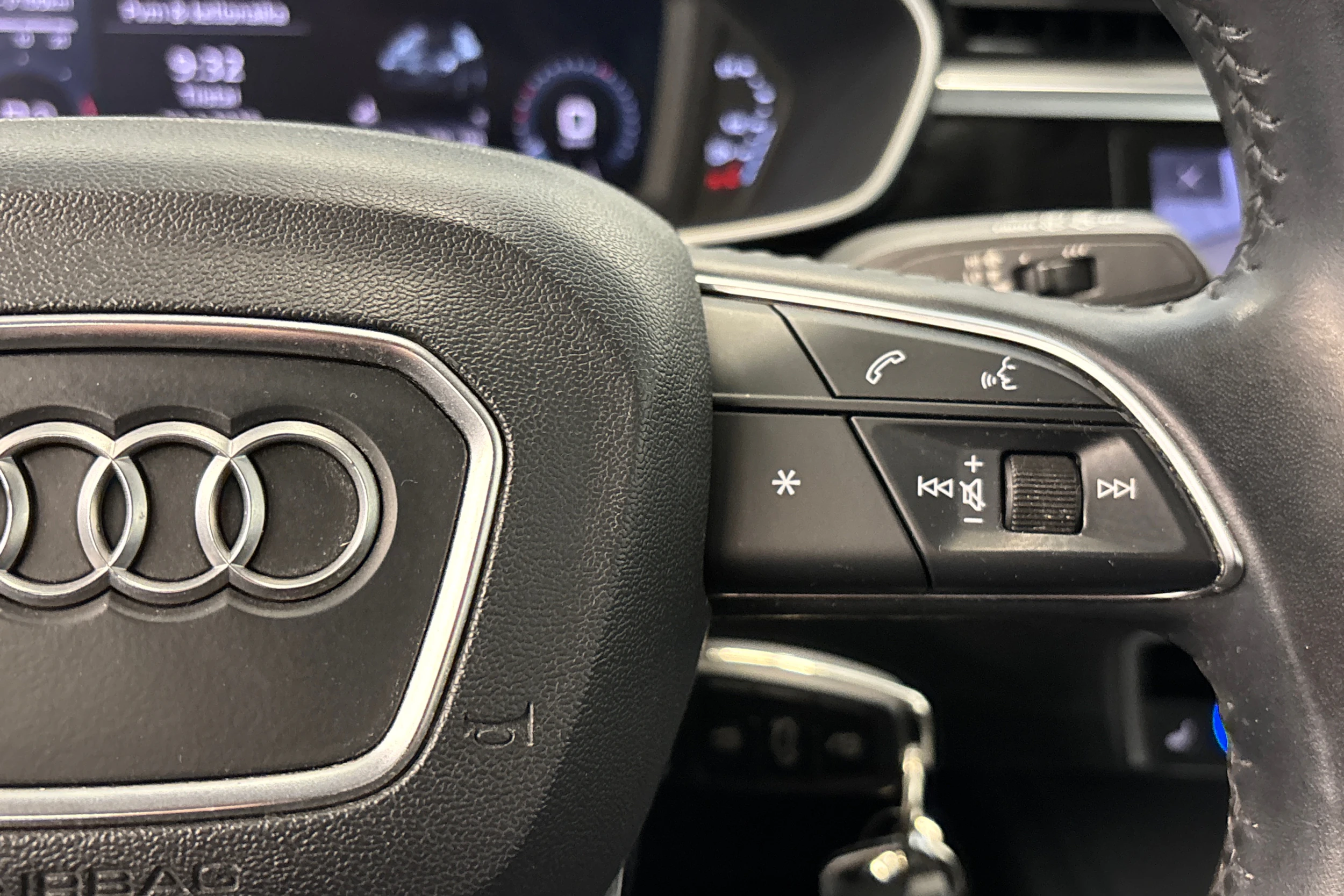 valkoinen Audi Q3 2019 kuva 19.