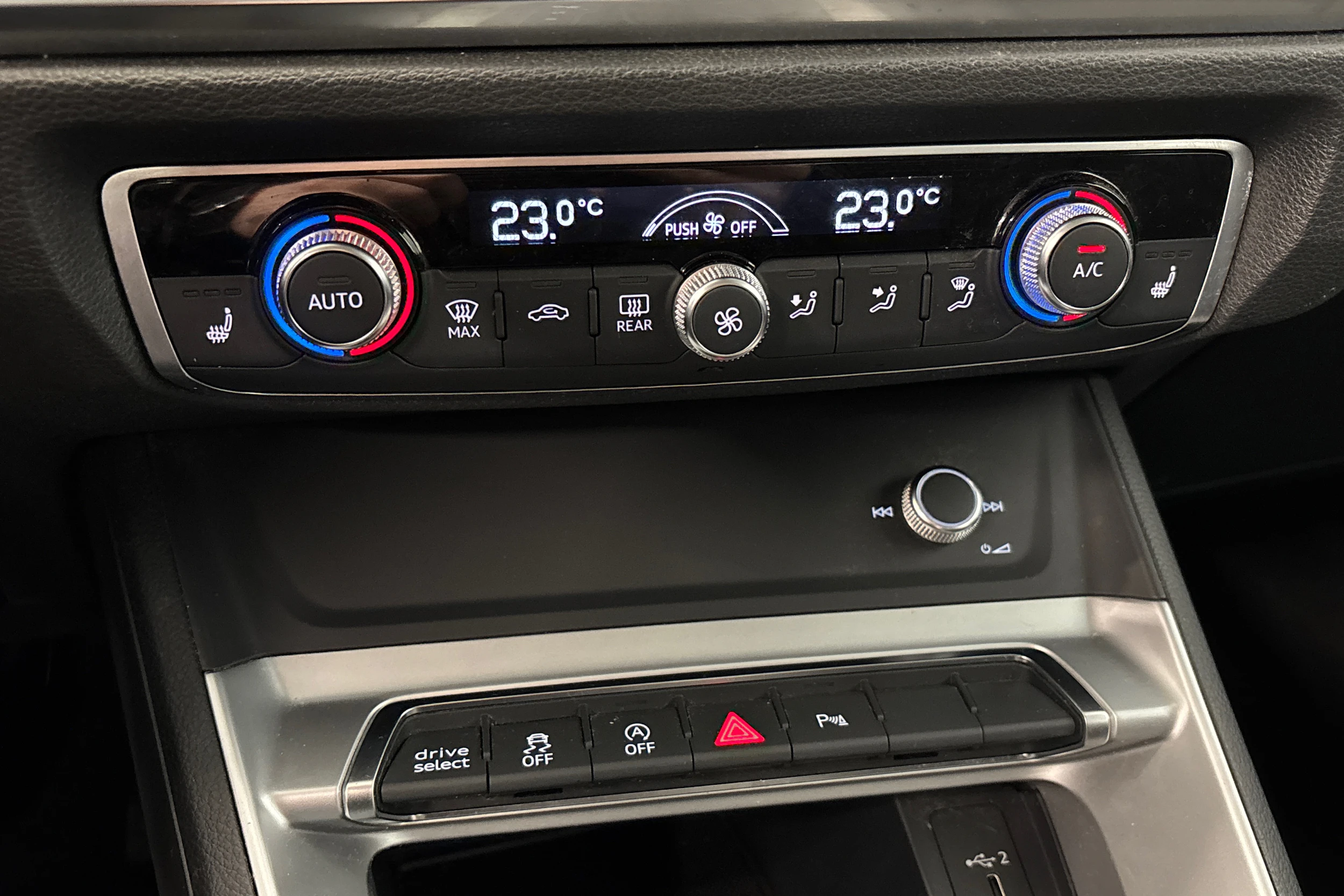 valkoinen Audi Q3 2019 kuva 27.