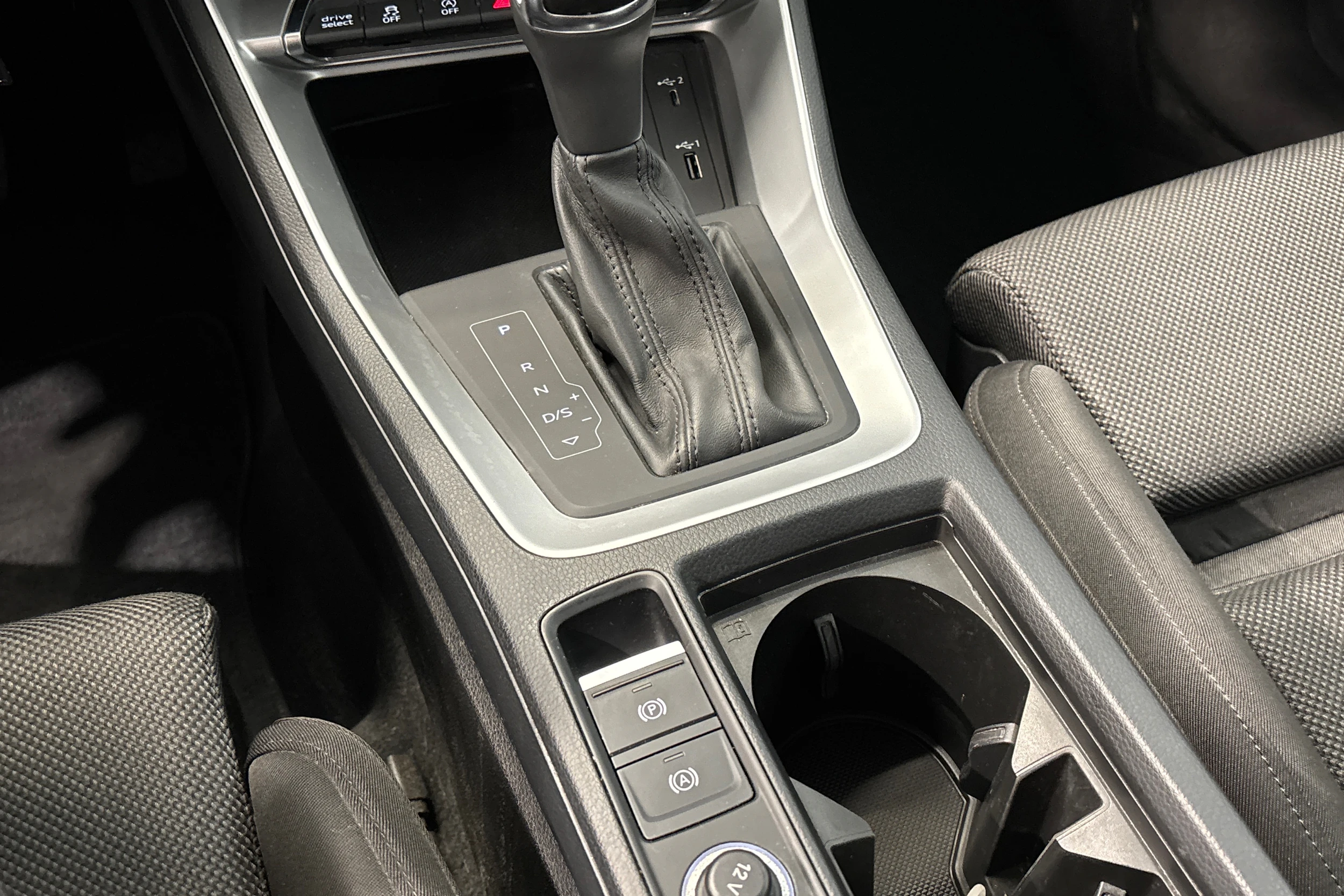 valkoinen Audi Q3 2019 kuva 28.