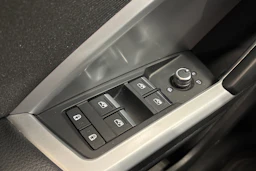 valkoinen Audi Q3 2019 kuva 29.