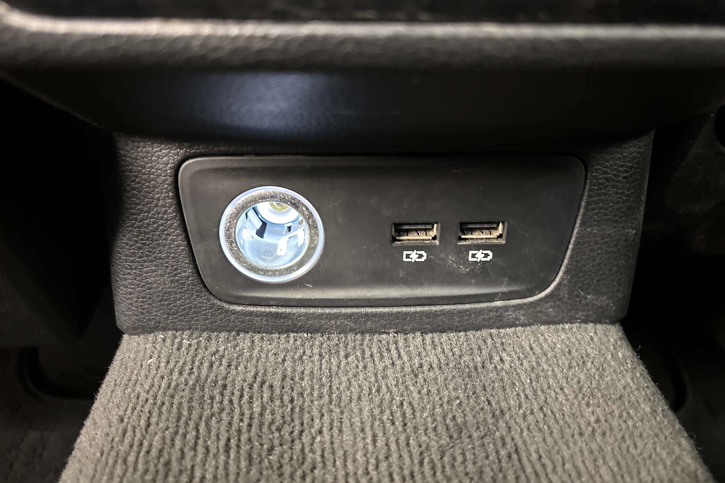 valkoinen Audi Q3 2019 kuva 32.
