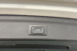 valkoinen Audi Q3 2019 kuva 36.