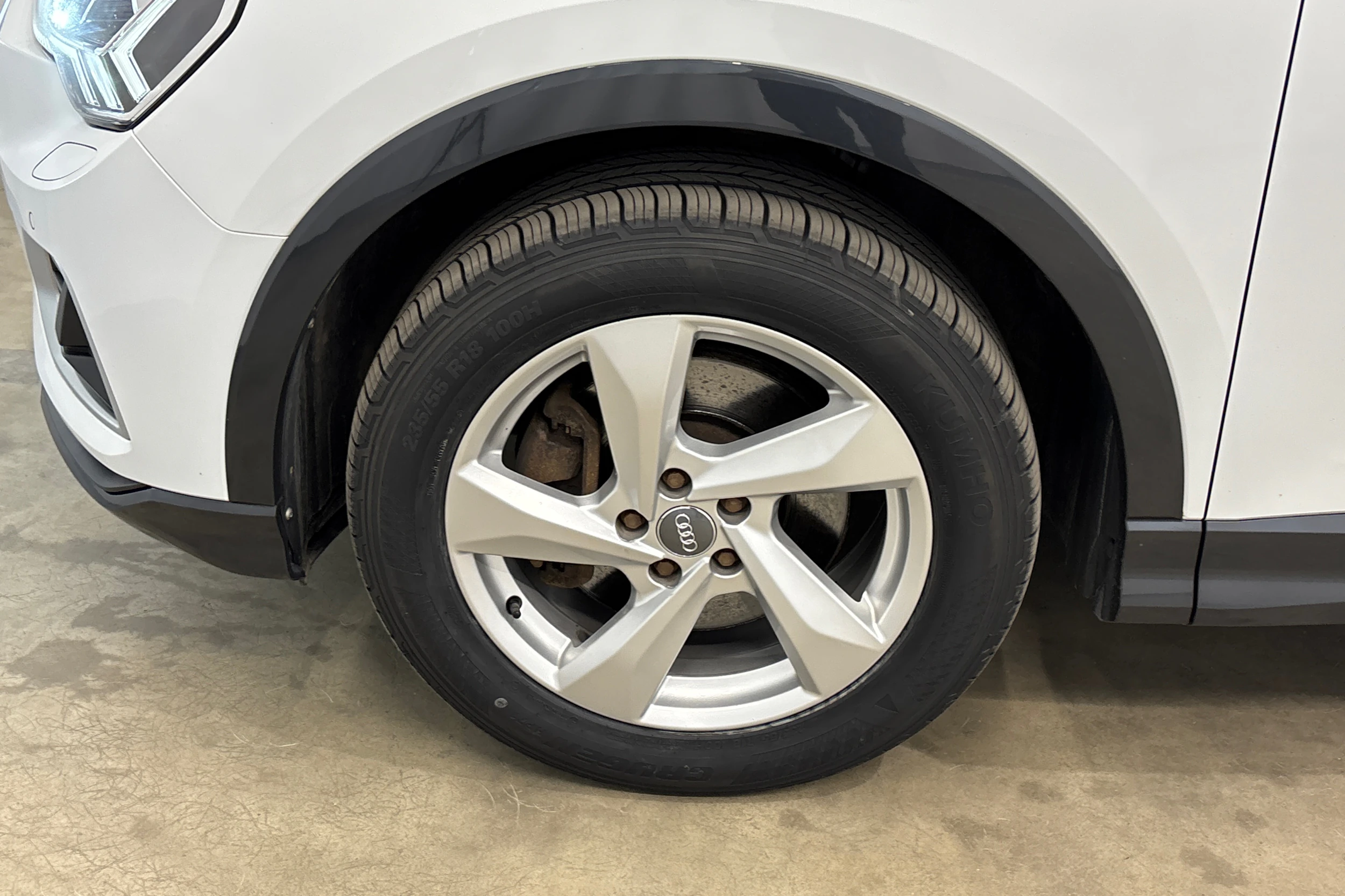 valkoinen Audi Q3 2019 kuva 37.