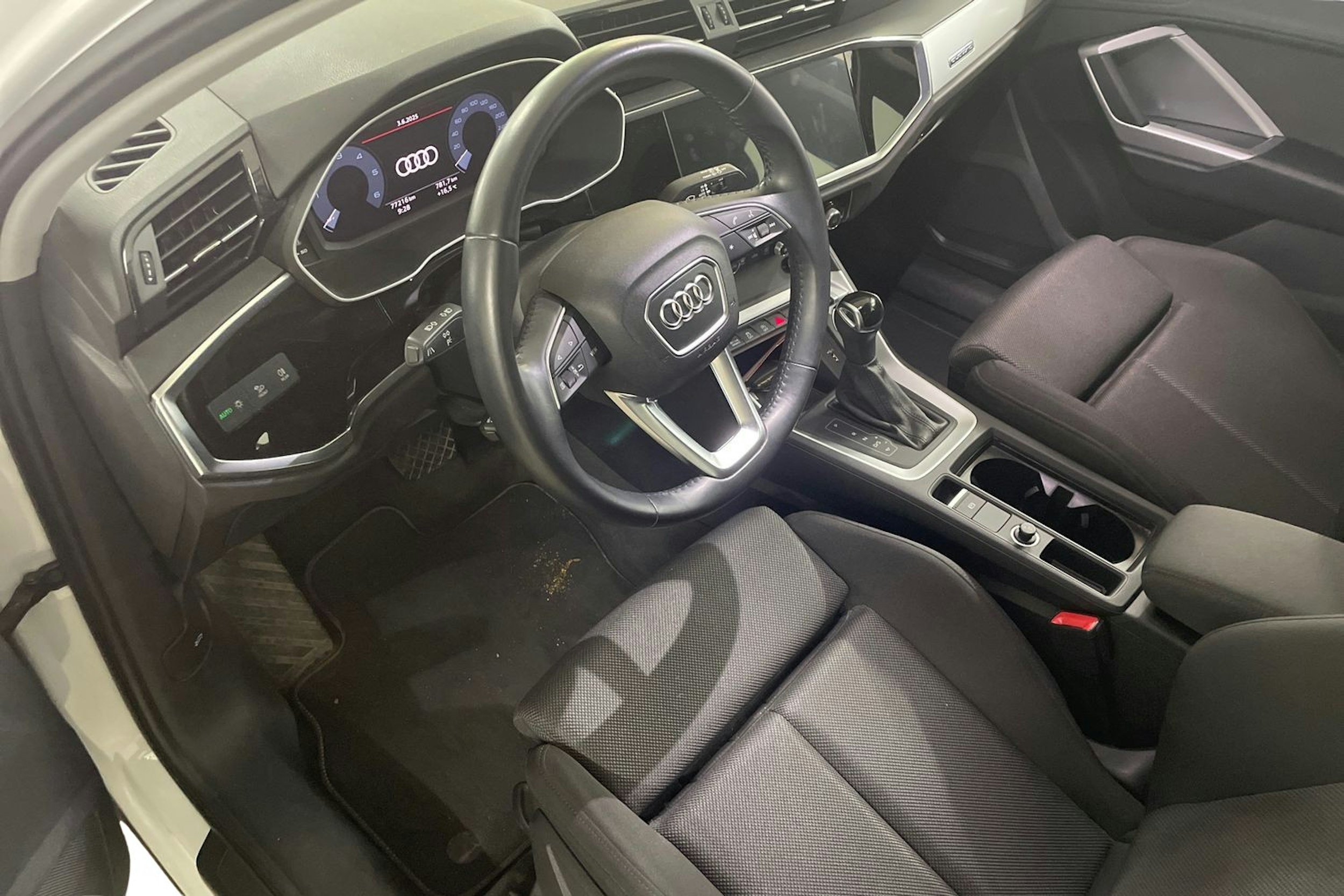 Valkoinen Audi Q3 2019 kuva 3.