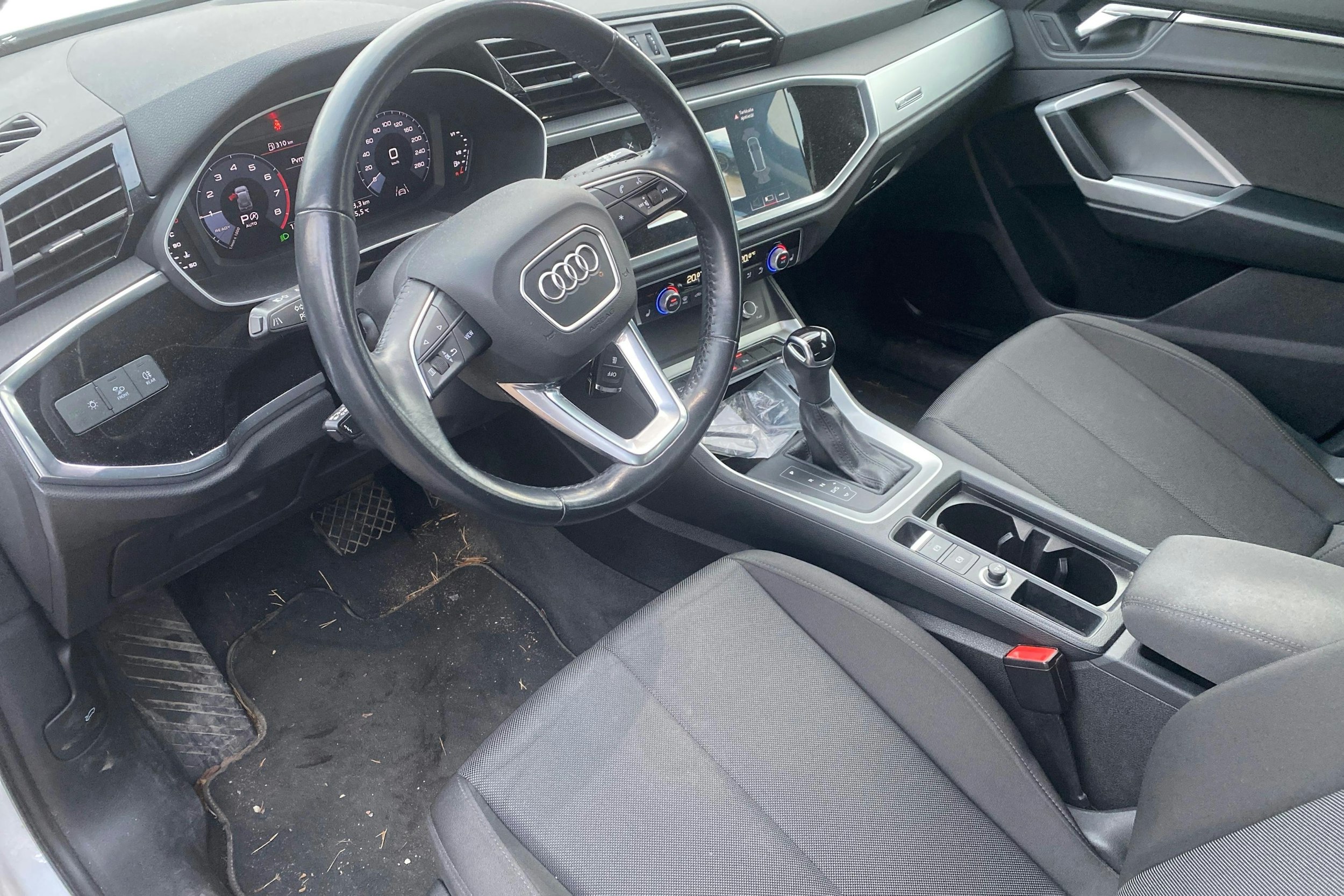 Valkoinen Audi Q3 2019 kuva 3.