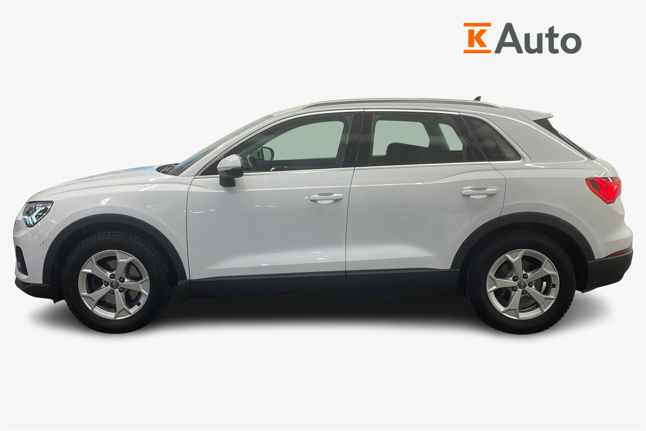 Valkoinen Audi Q3 2019 kuva 6.
