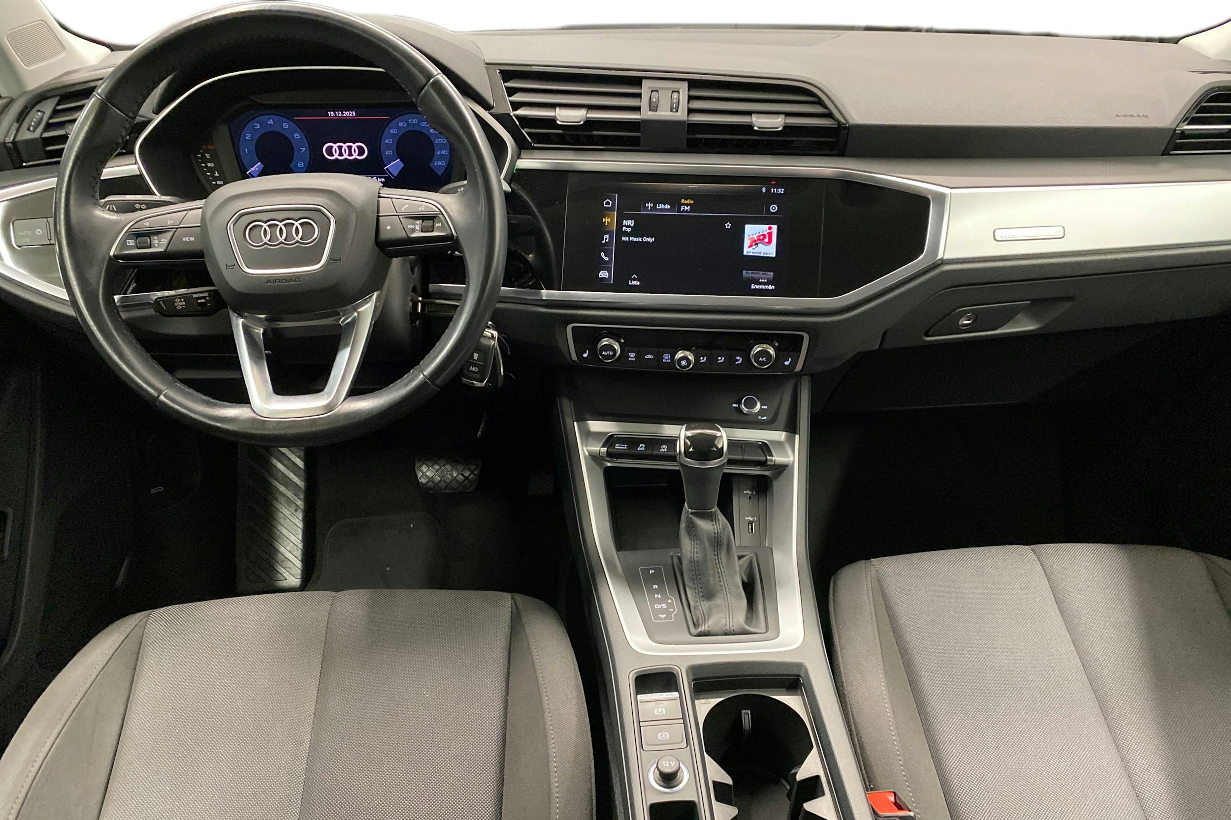 Valkoinen Audi Q3 2019 kuva 9.