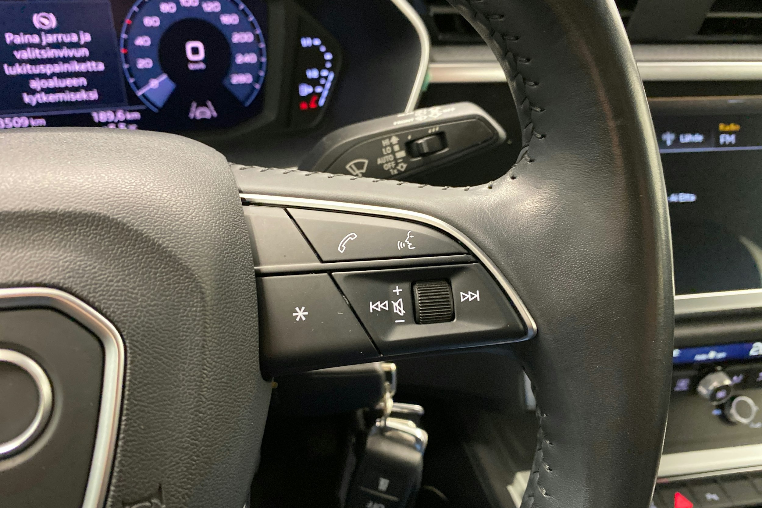 Valkoinen Audi Q3 2019 kuva 16.