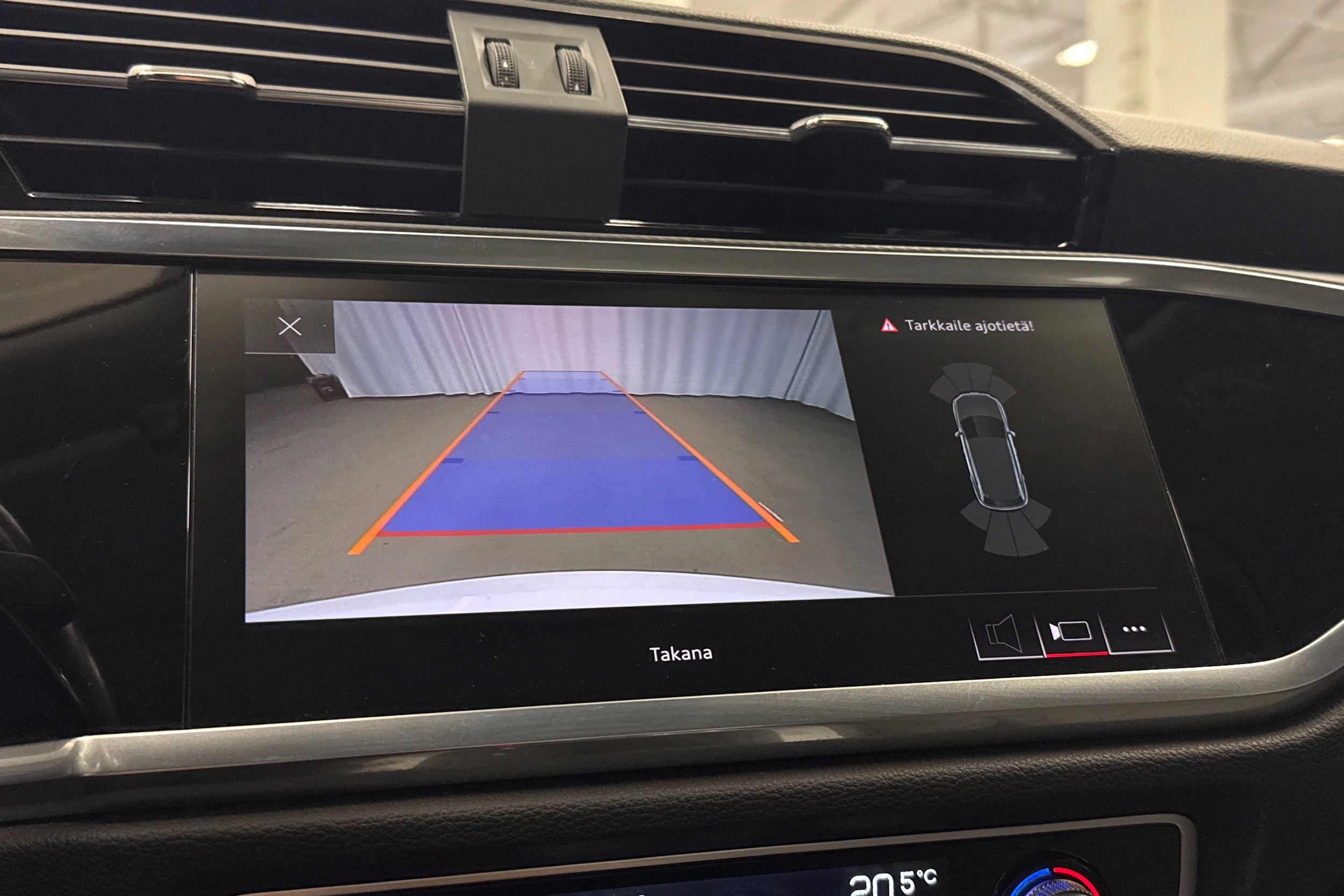 valkoinen Audi Q3 2019 kuva 16.