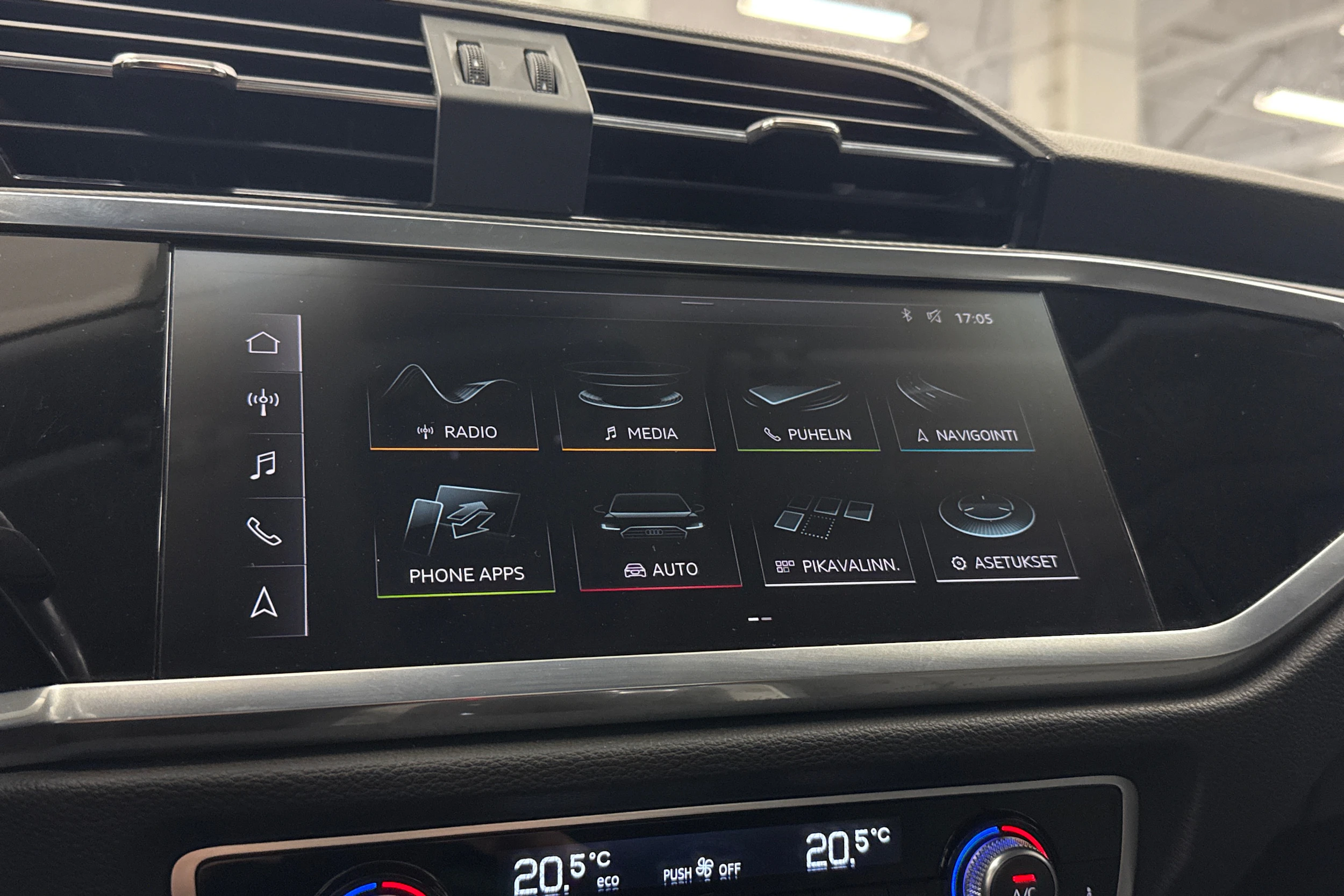 valkoinen Audi Q3 2019 kuva 17.