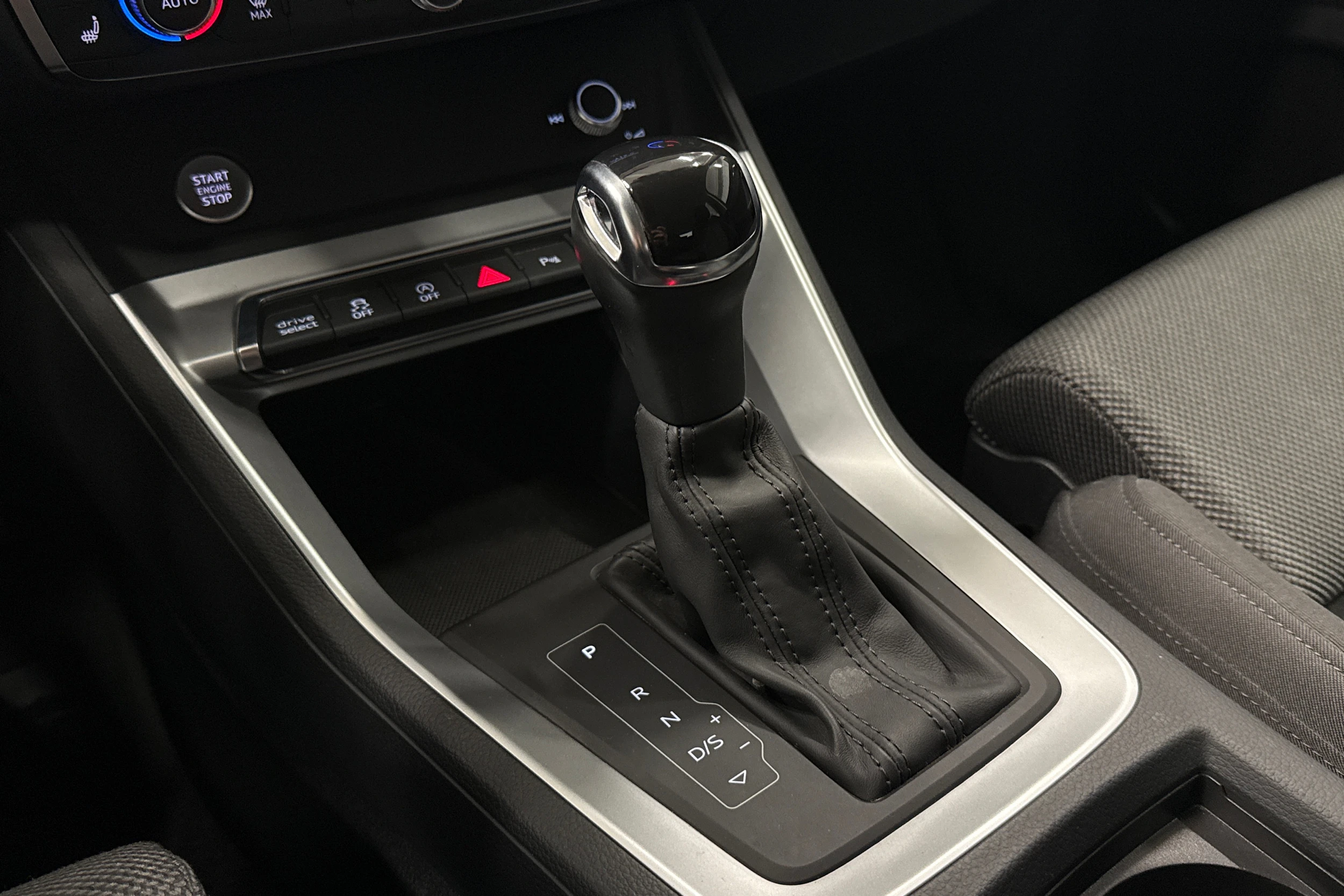 valkoinen Audi Q3 2019 kuva 21.