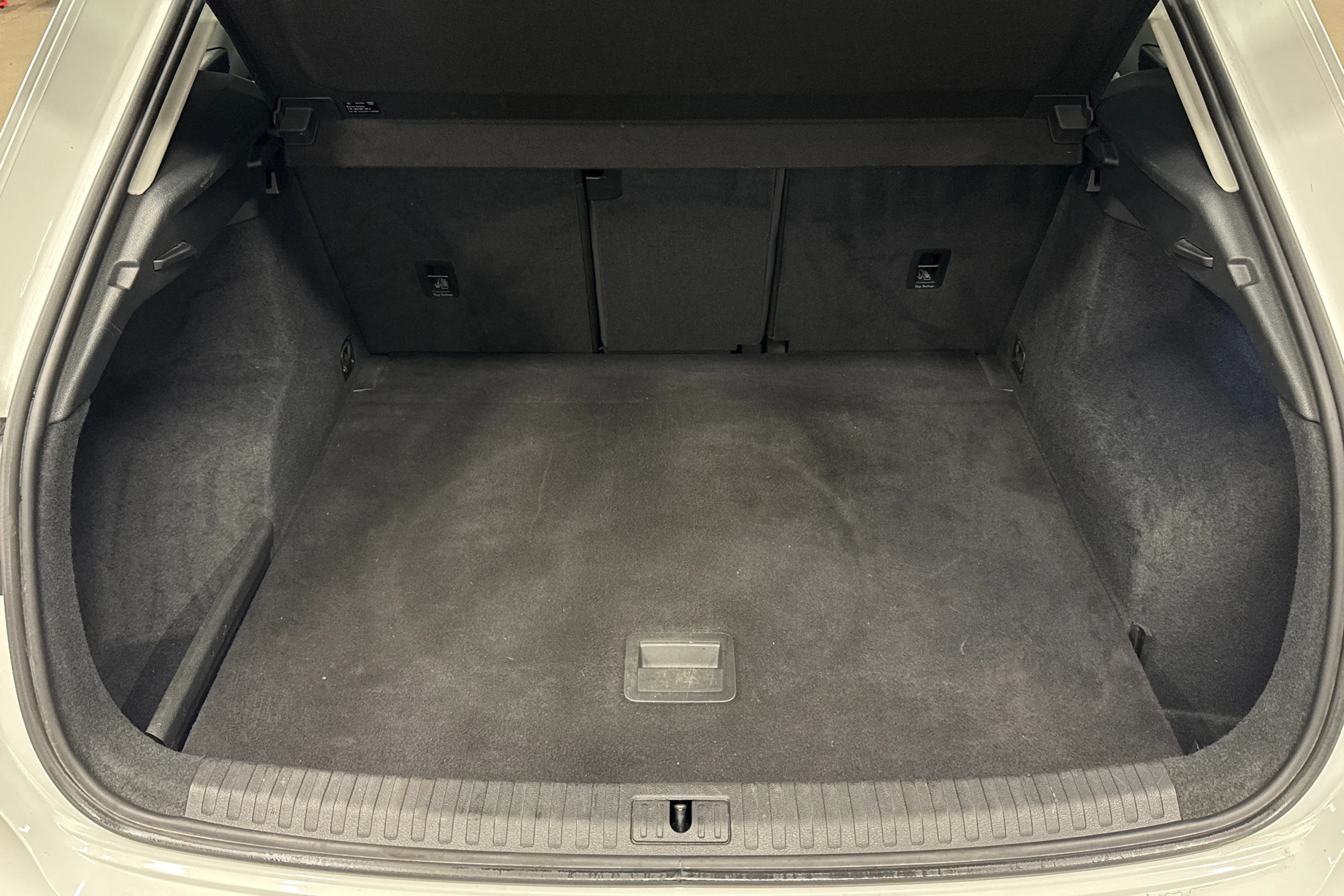 valkoinen Audi Q3 2019 kuva 23.