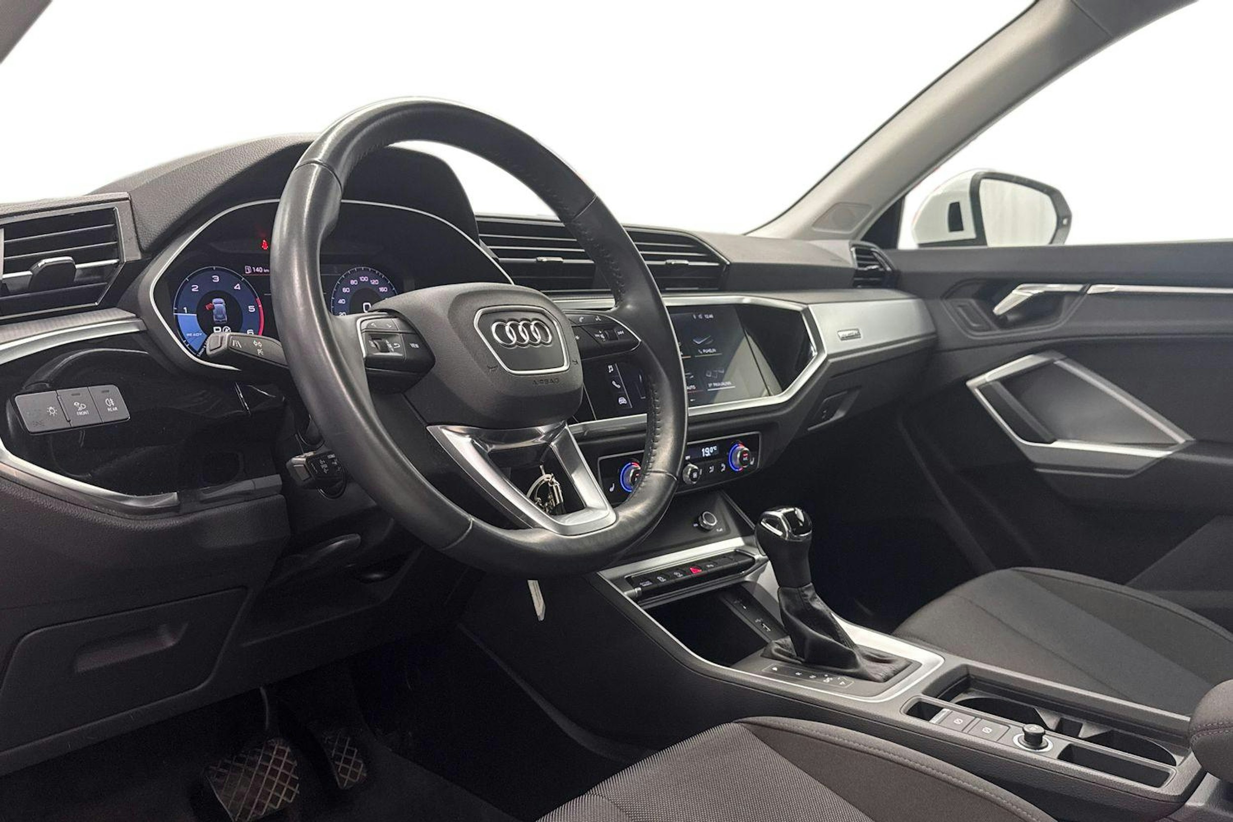valkoinen Audi Q3 2019 kuva 6.