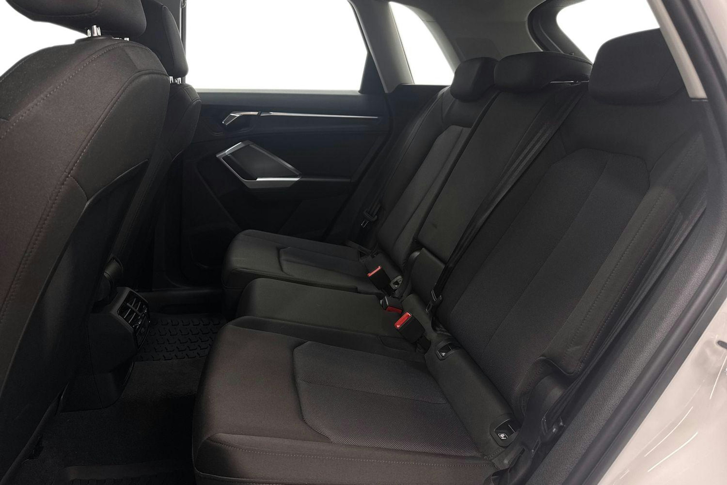 valkoinen Audi Q3 2019 kuva 8.