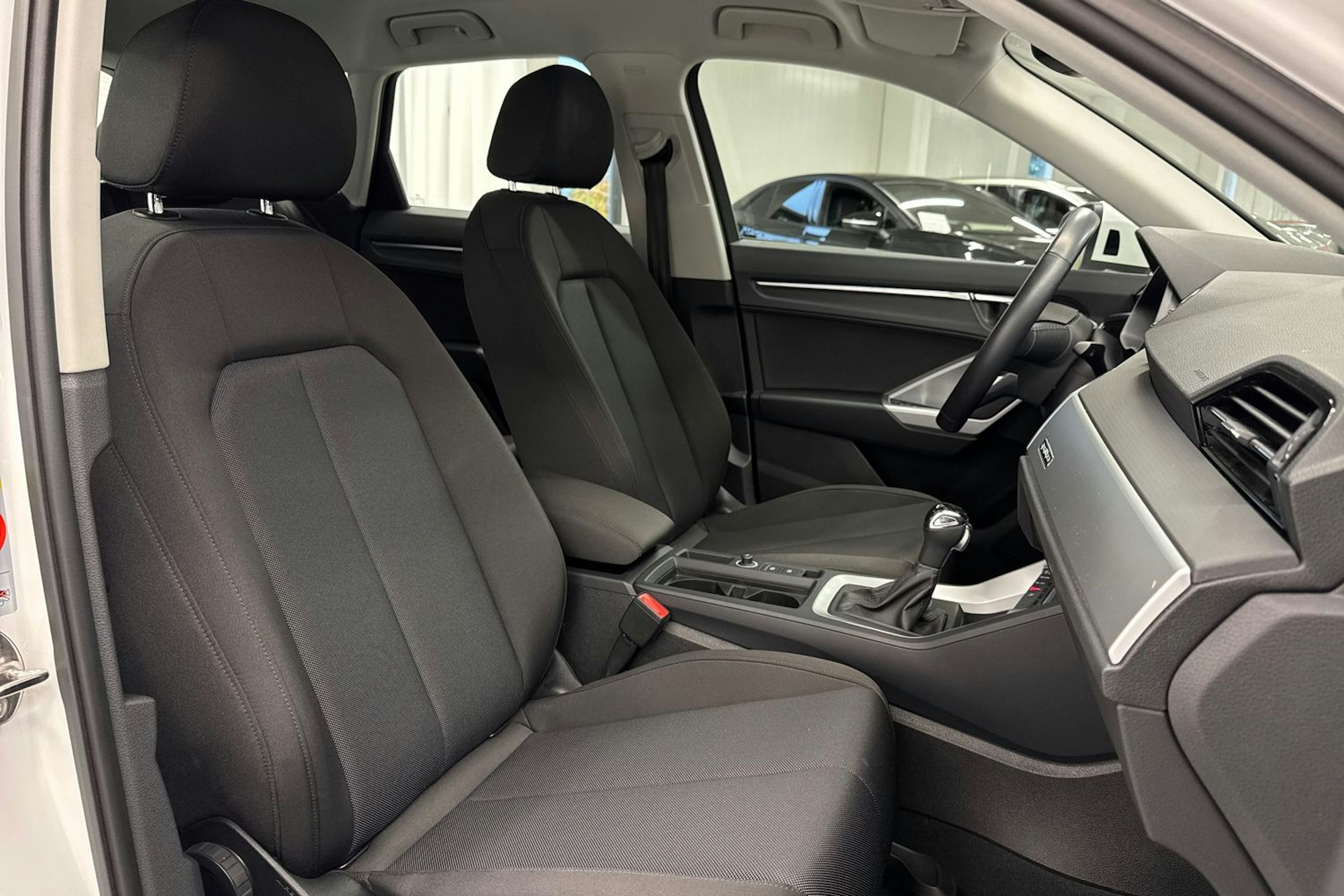 valkoinen Audi Q3 2019 kuva 10.