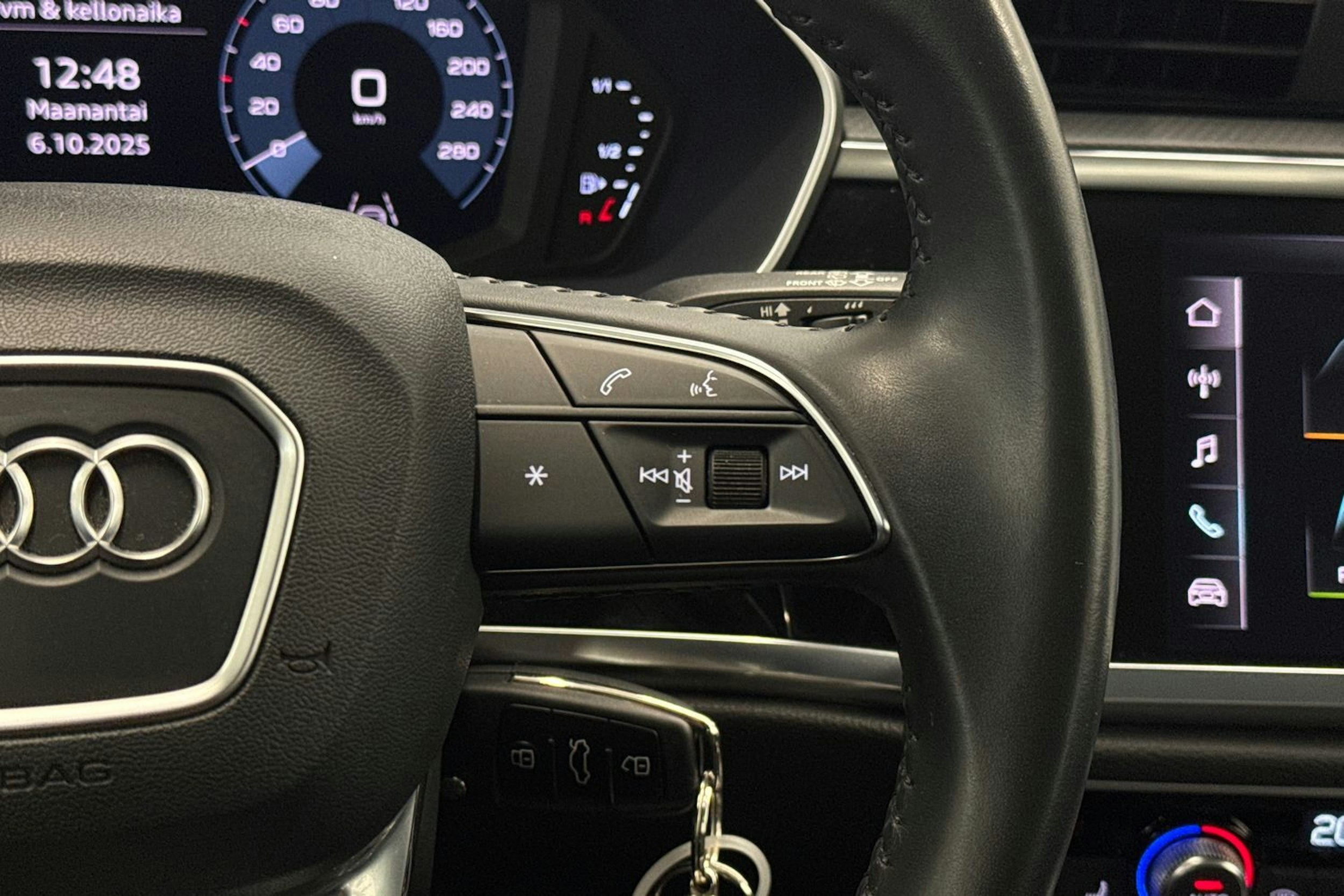 valkoinen Audi Q3 2019 kuva 13.