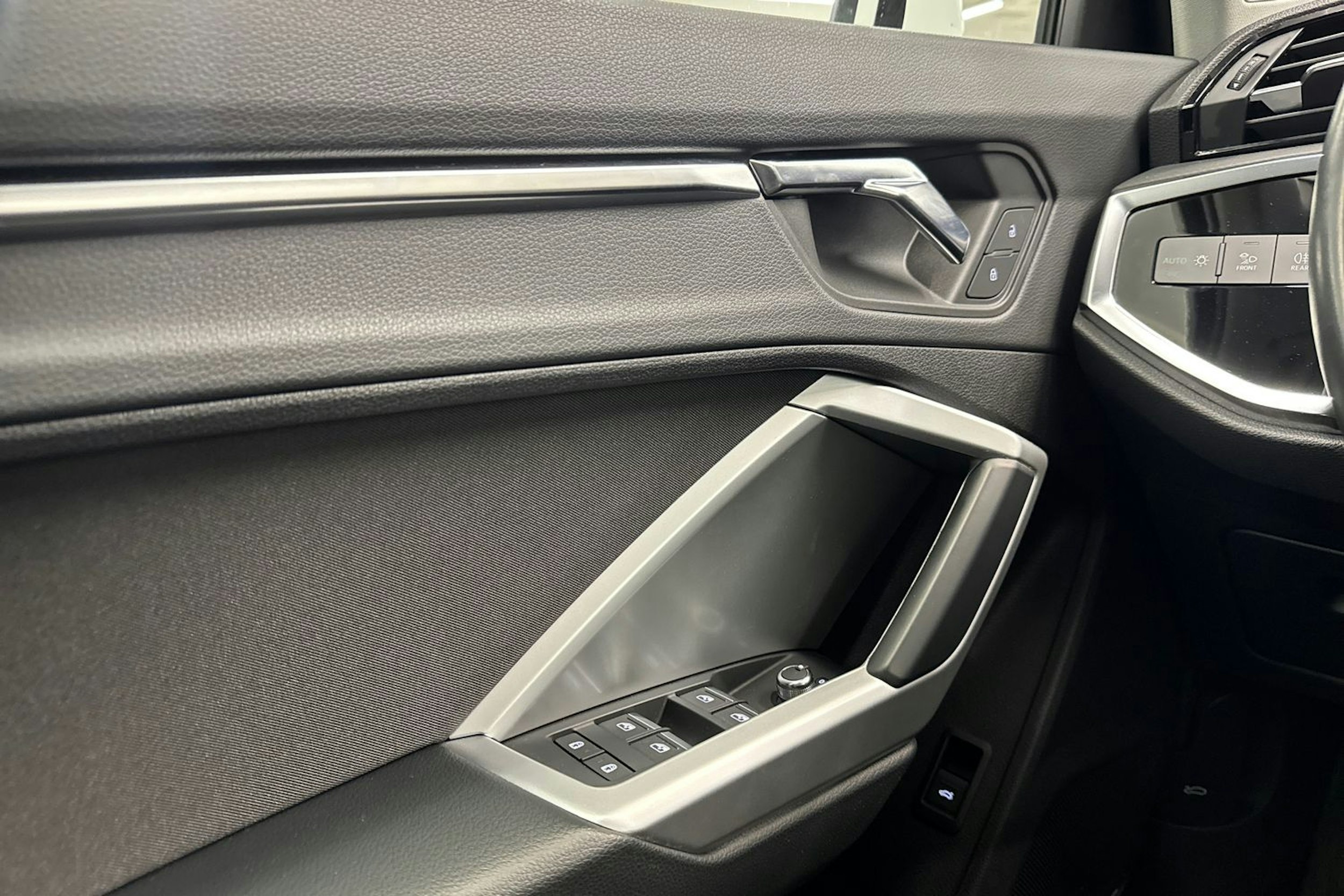 valkoinen Audi Q3 2019 kuva 16.