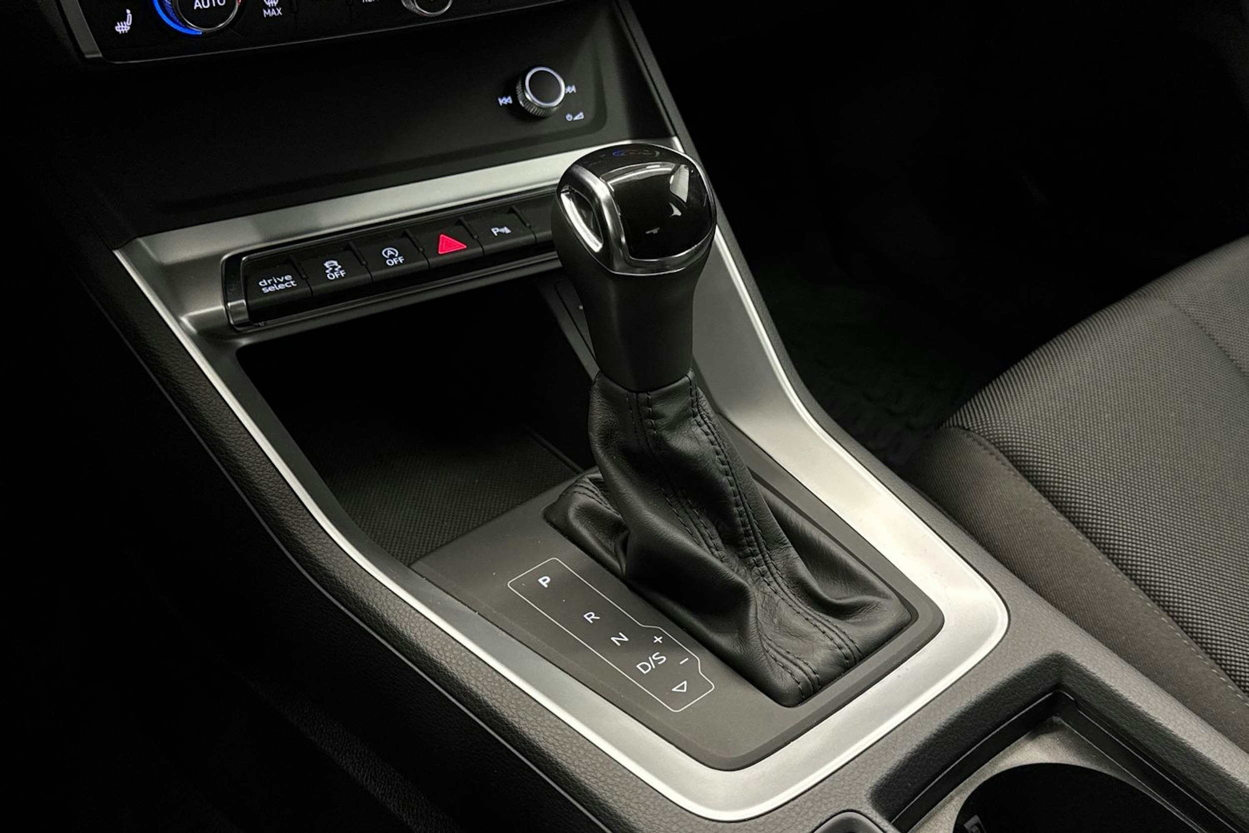 valkoinen Audi Q3 2019 kuva 17.