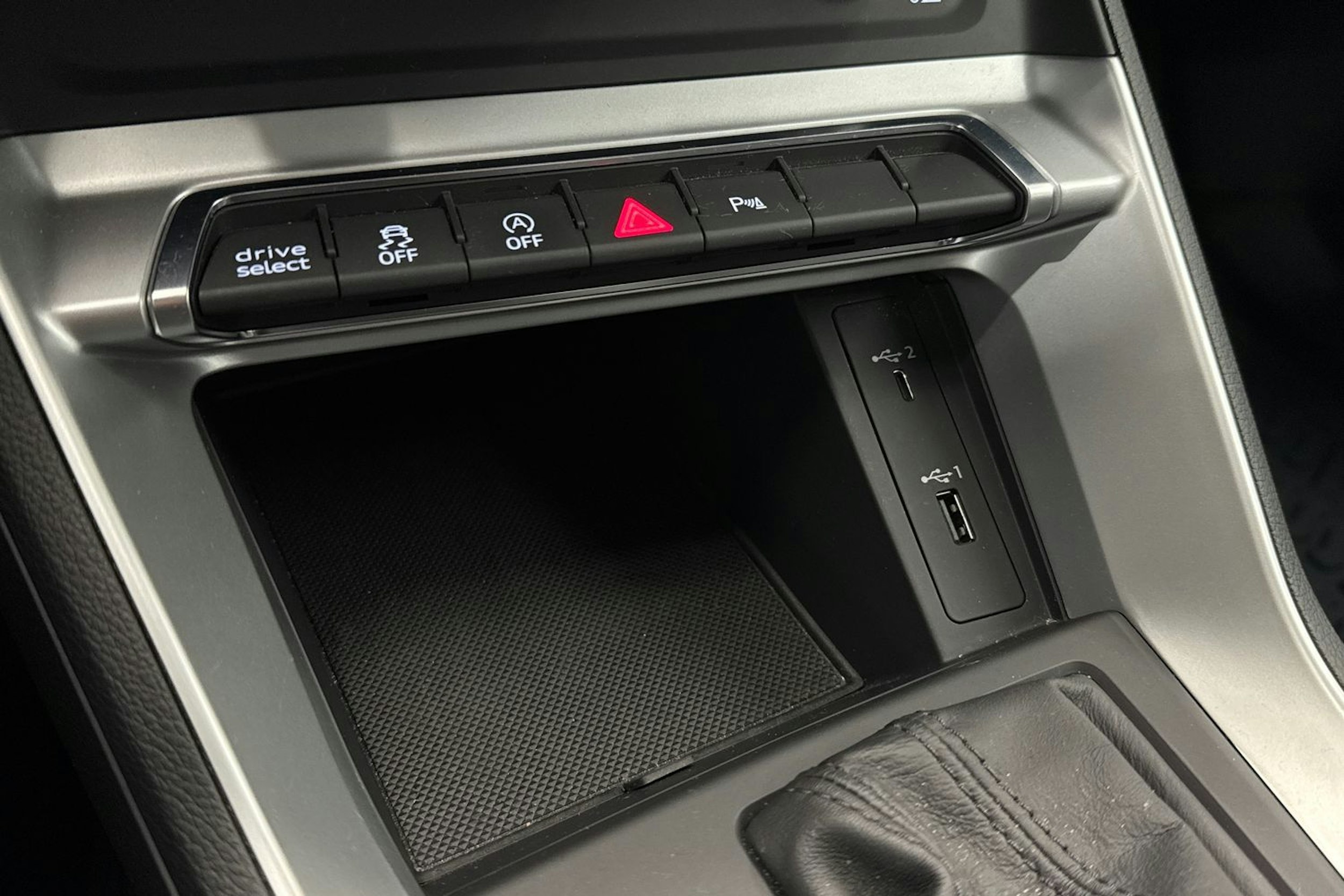 valkoinen Audi Q3 2019 kuva 19.