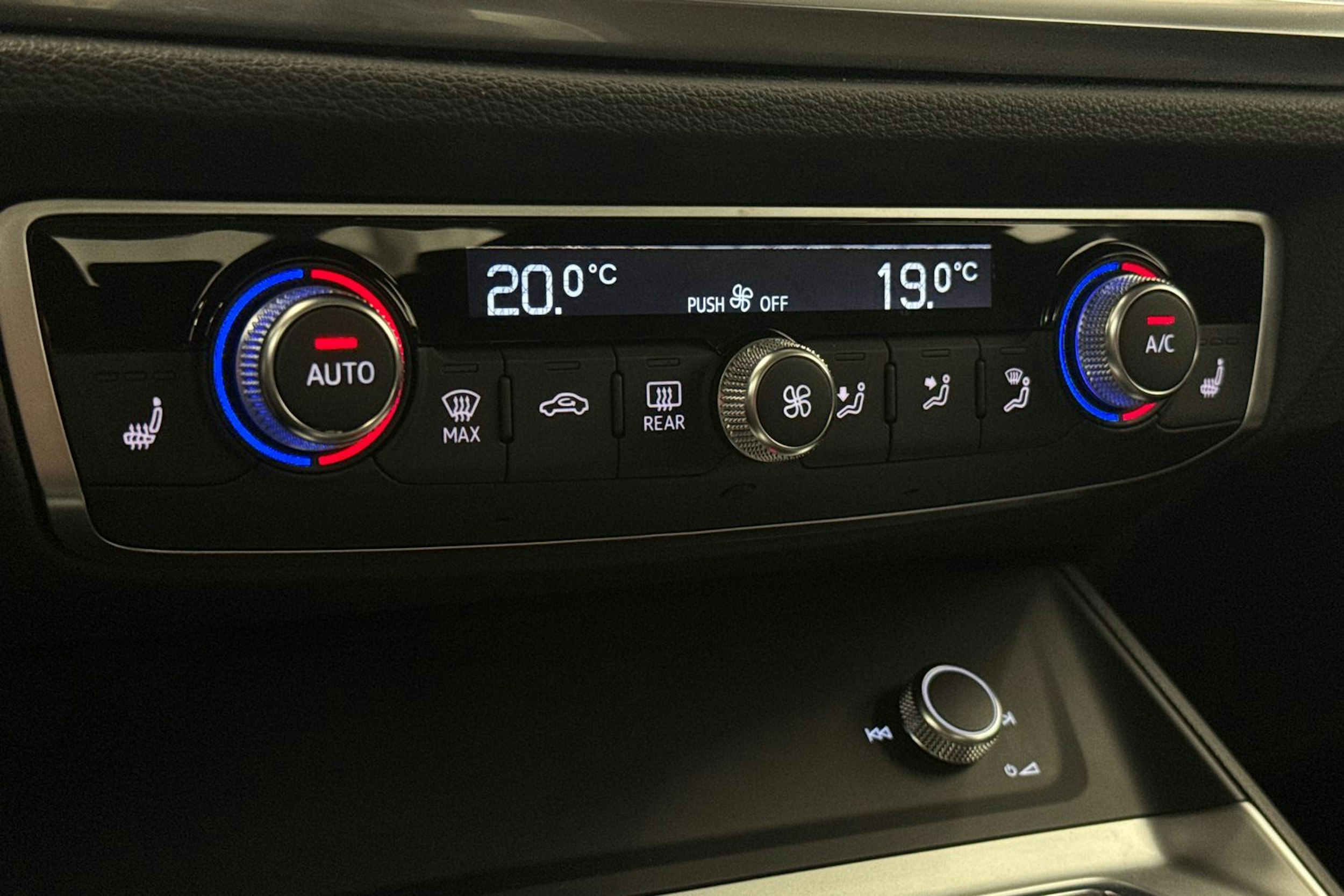 valkoinen Audi Q3 2019 kuva 20.
