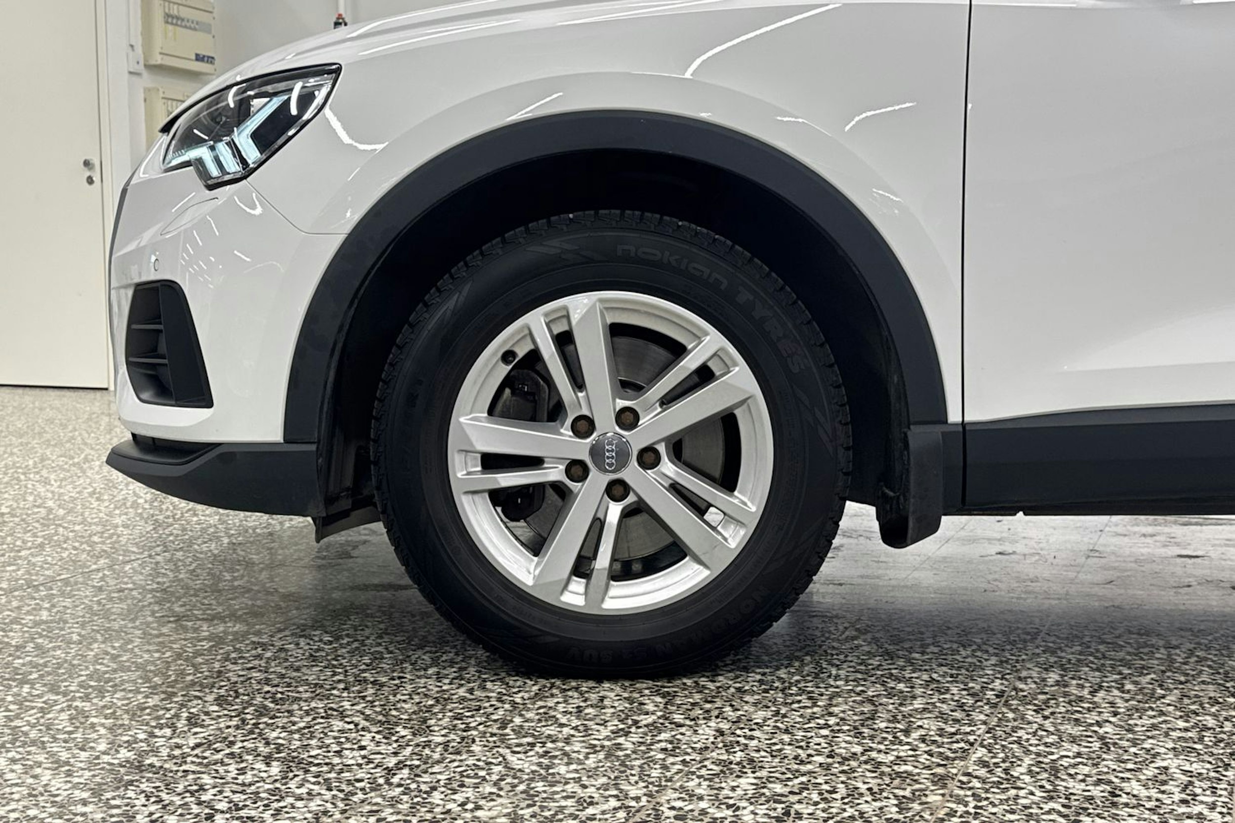 valkoinen Audi Q3 2019 kuva 36.
