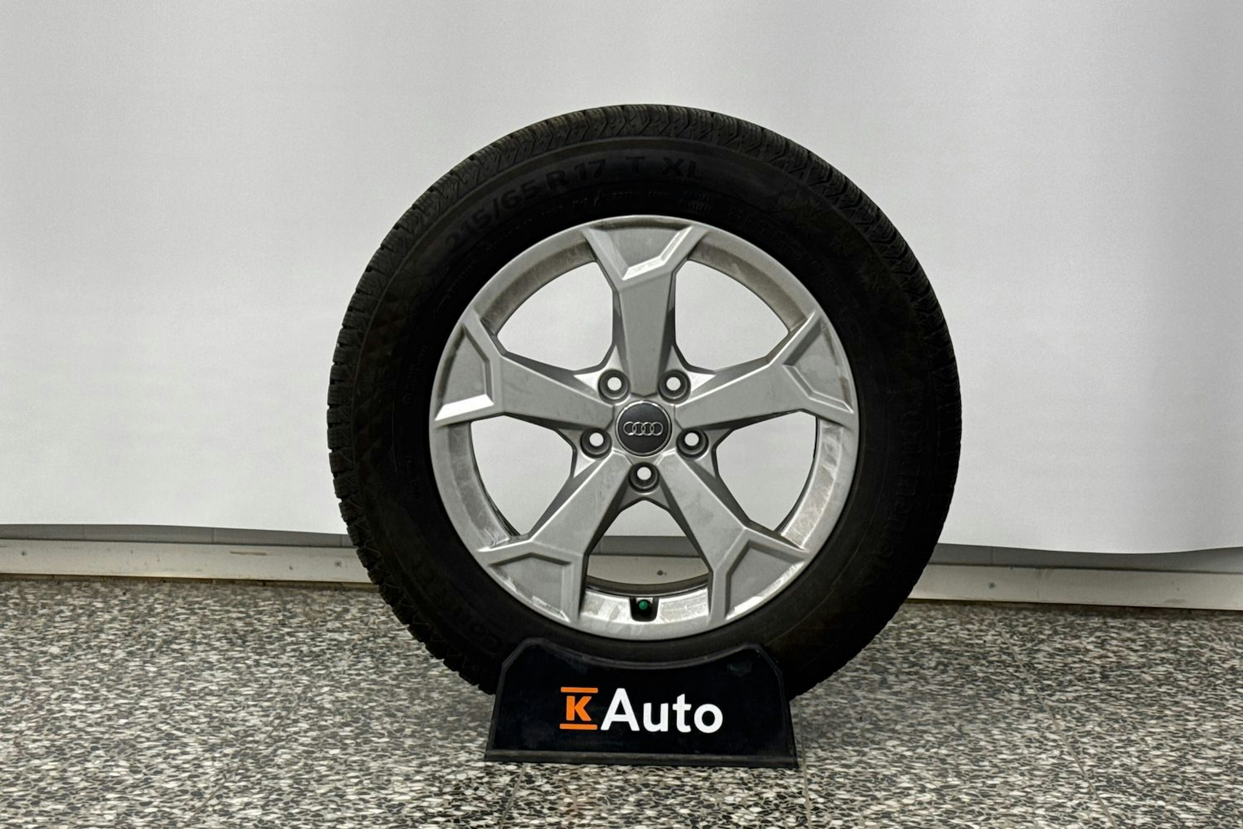 valkoinen Audi Q3 2019 kuva 38.