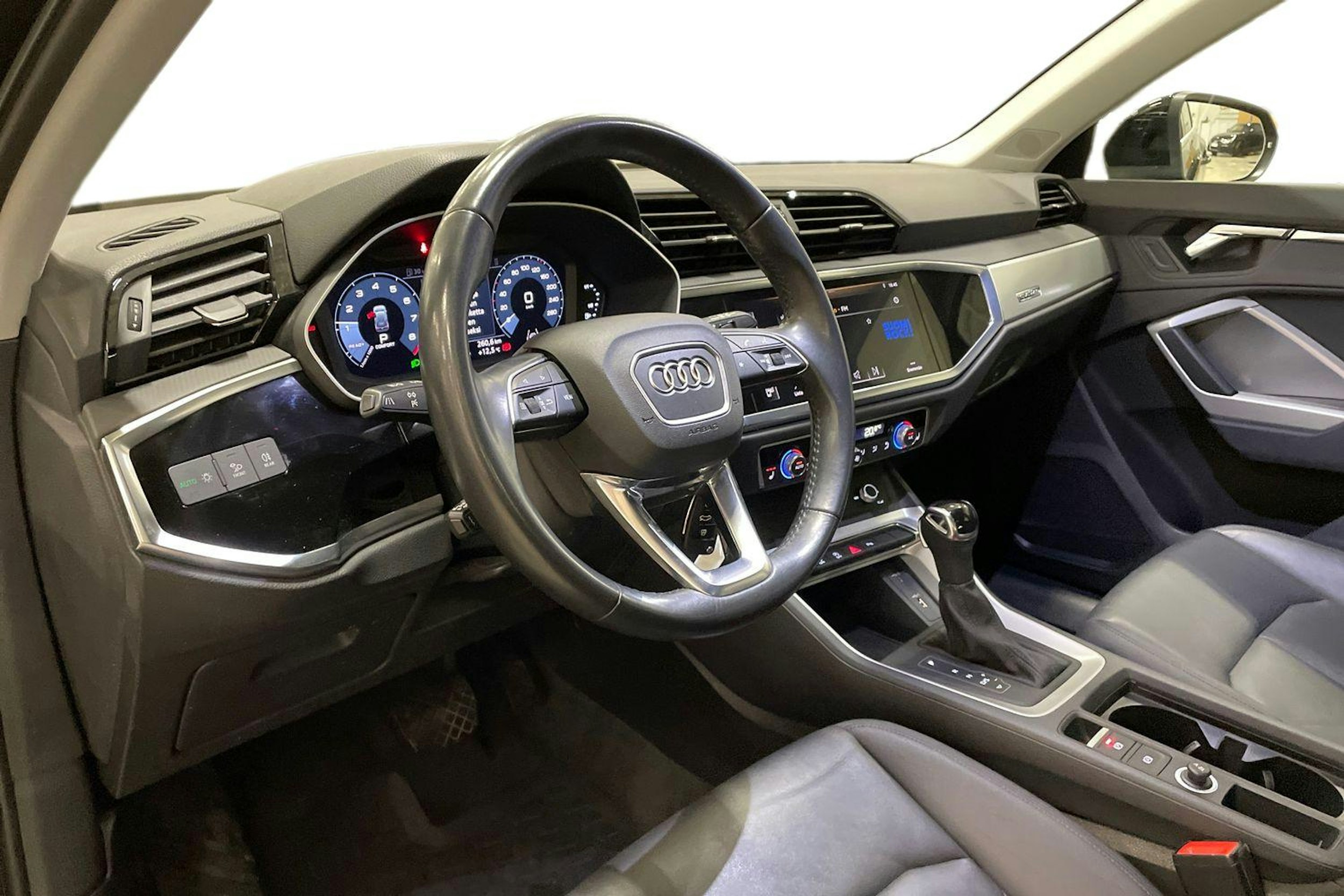 met. musta Audi Q3 2019 kuva 7.