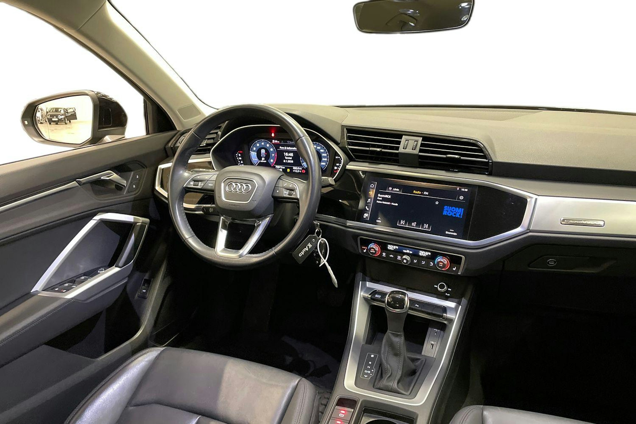 met. musta Audi Q3 2019 kuva 9.