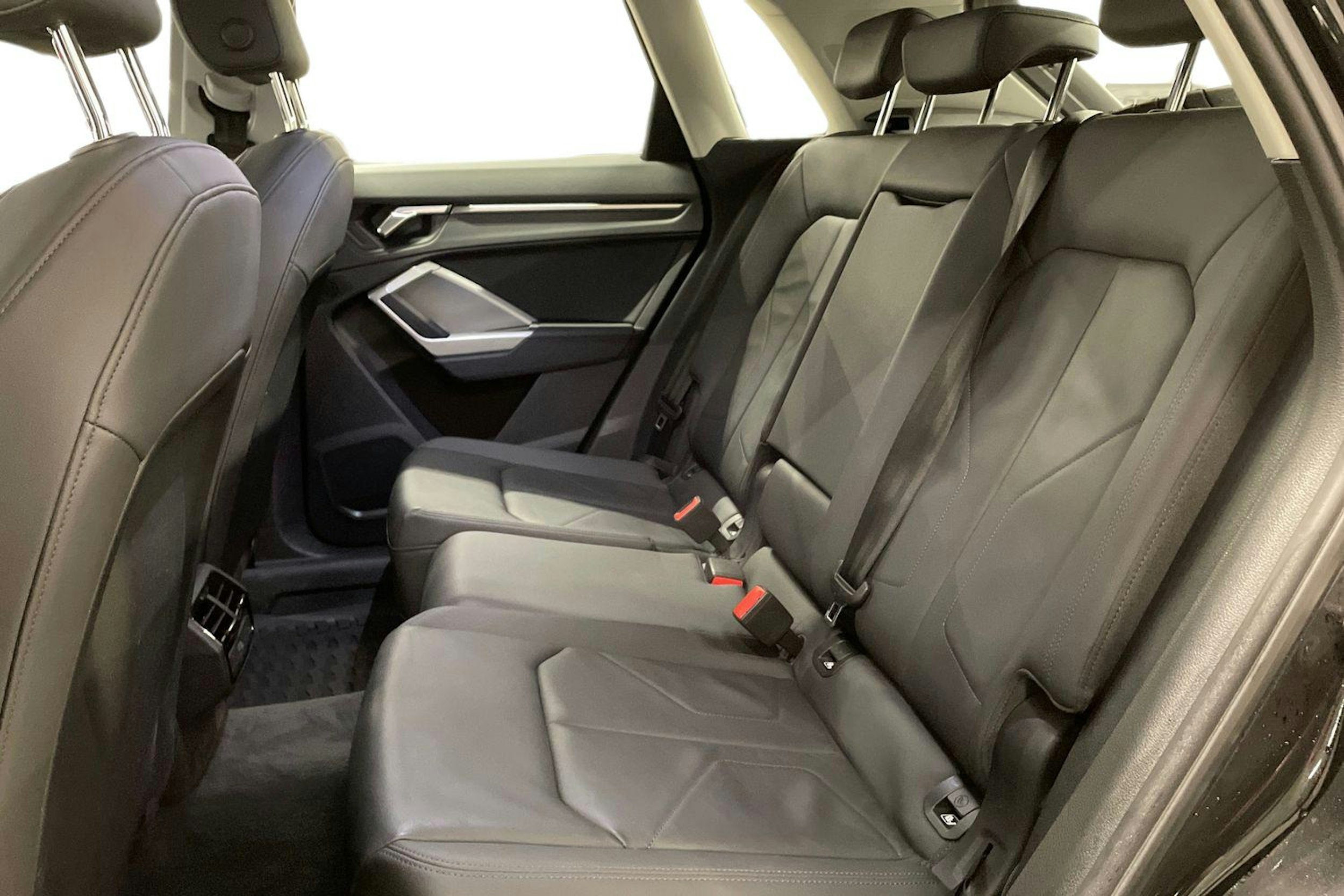 met. musta Audi Q3 2019 kuva 10.