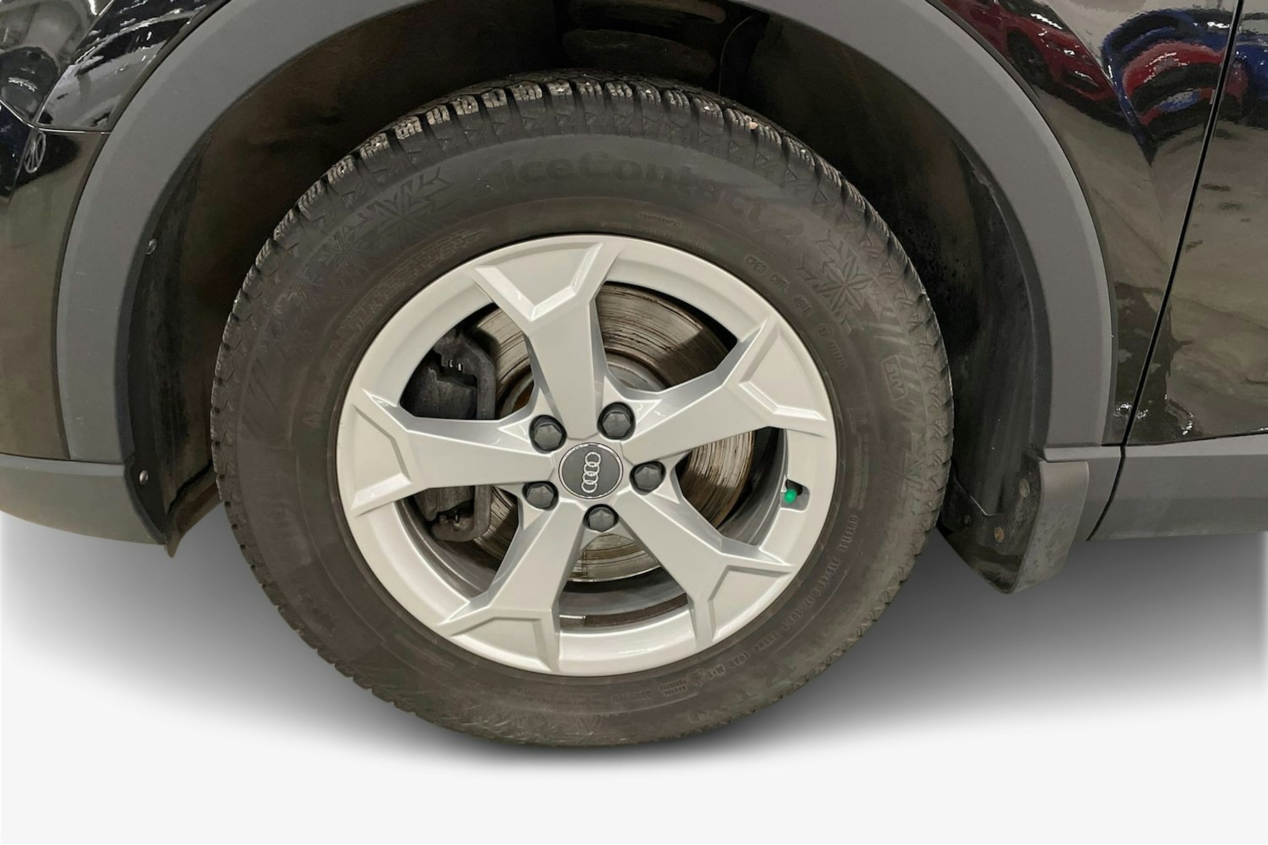 met. musta Audi Q3 2019 kuva 11.