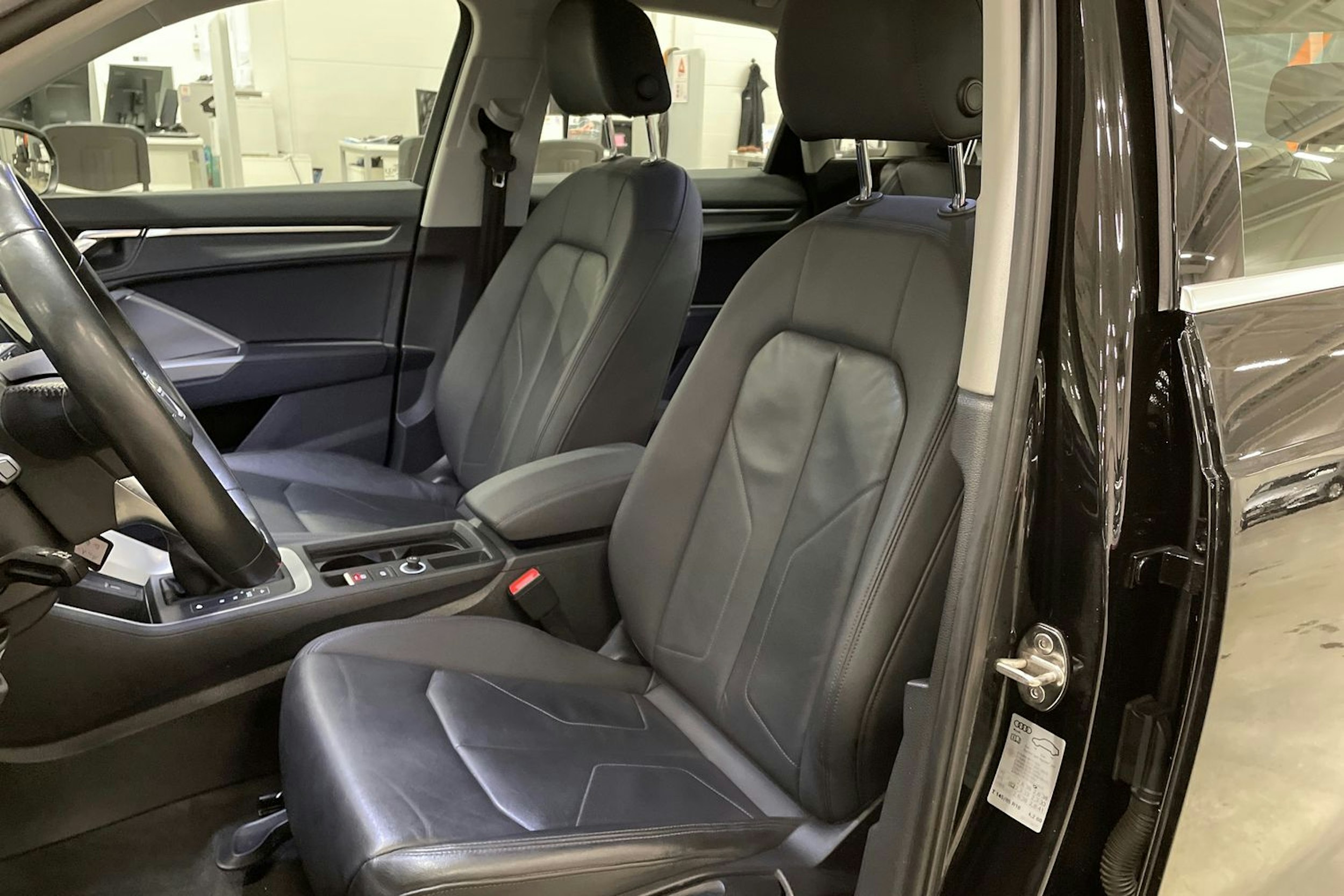 met. musta Audi Q3 2019 kuva 14.