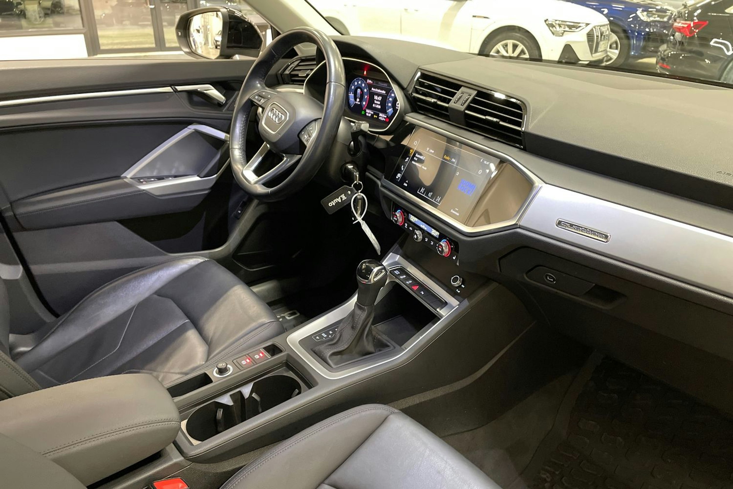 met. musta Audi Q3 2019 kuva 15.